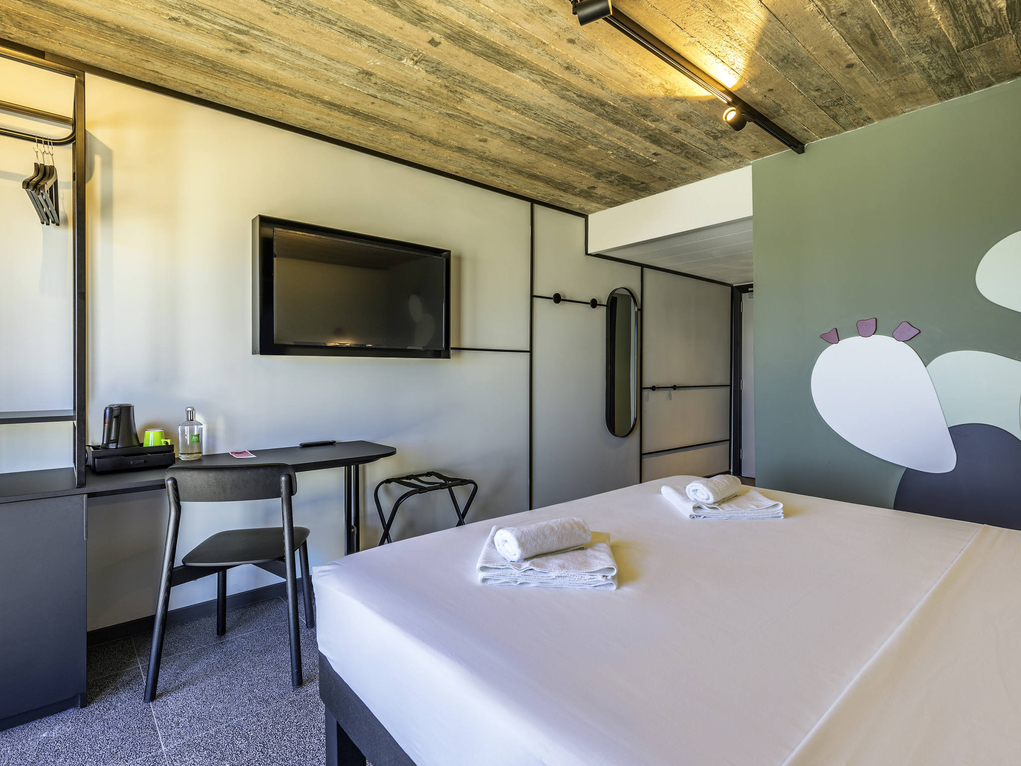 Double or Twin City View King Bed