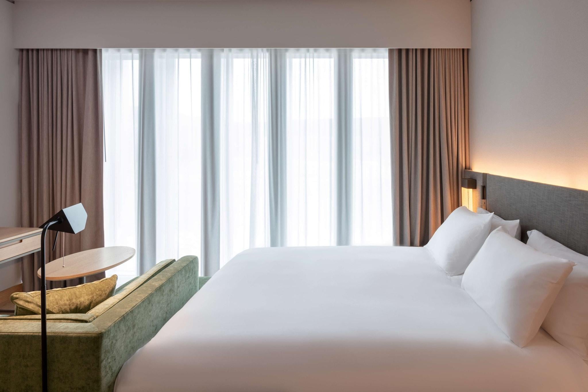 Double Club King Bed