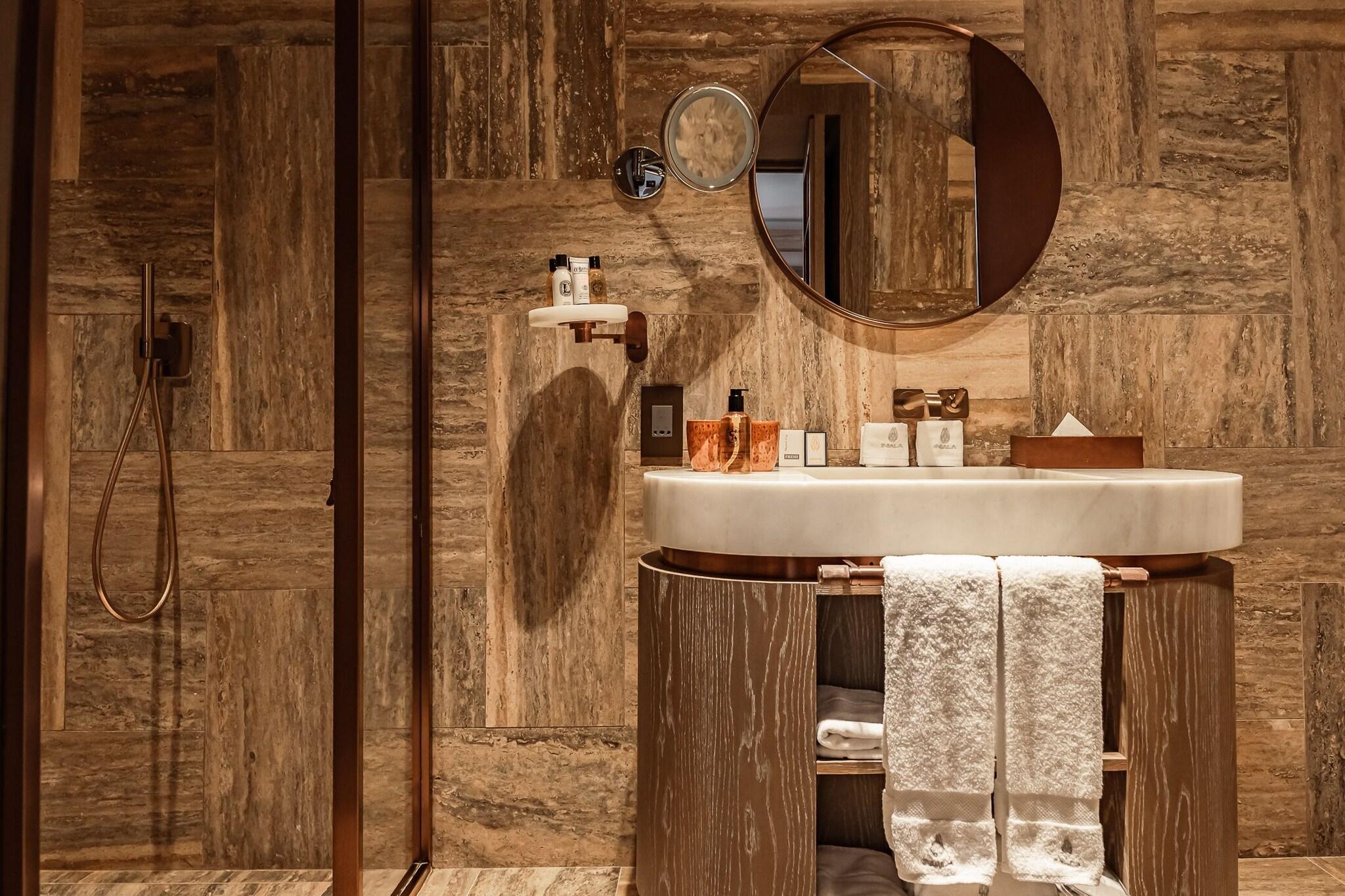 Suite City View King Bed