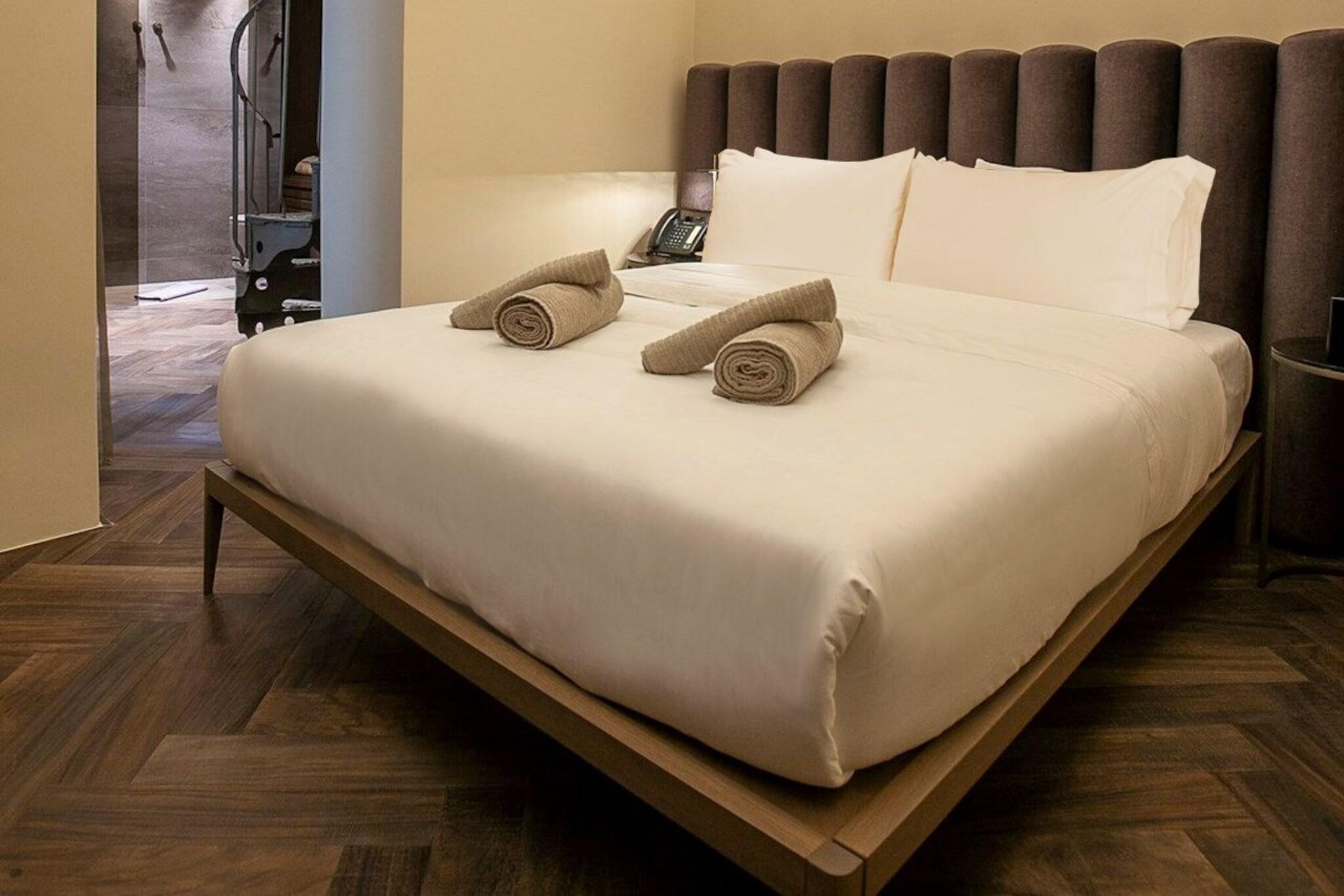 Double Classic Queen Bed