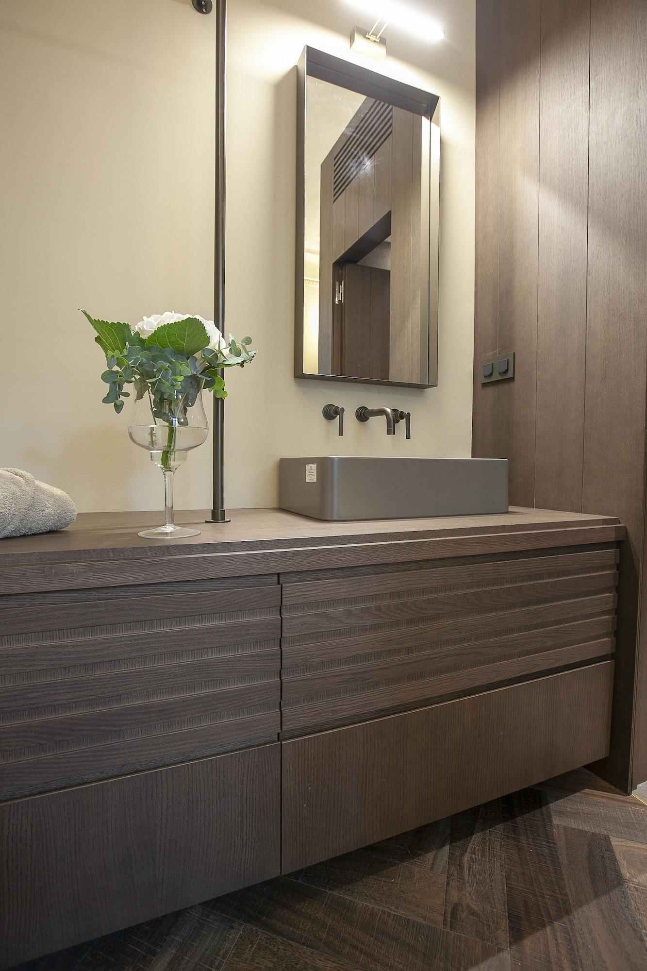 Double Classic Queen Bed