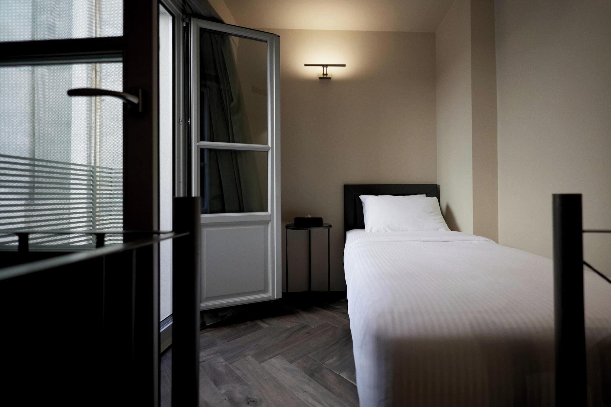 Double Classic Queen Bed