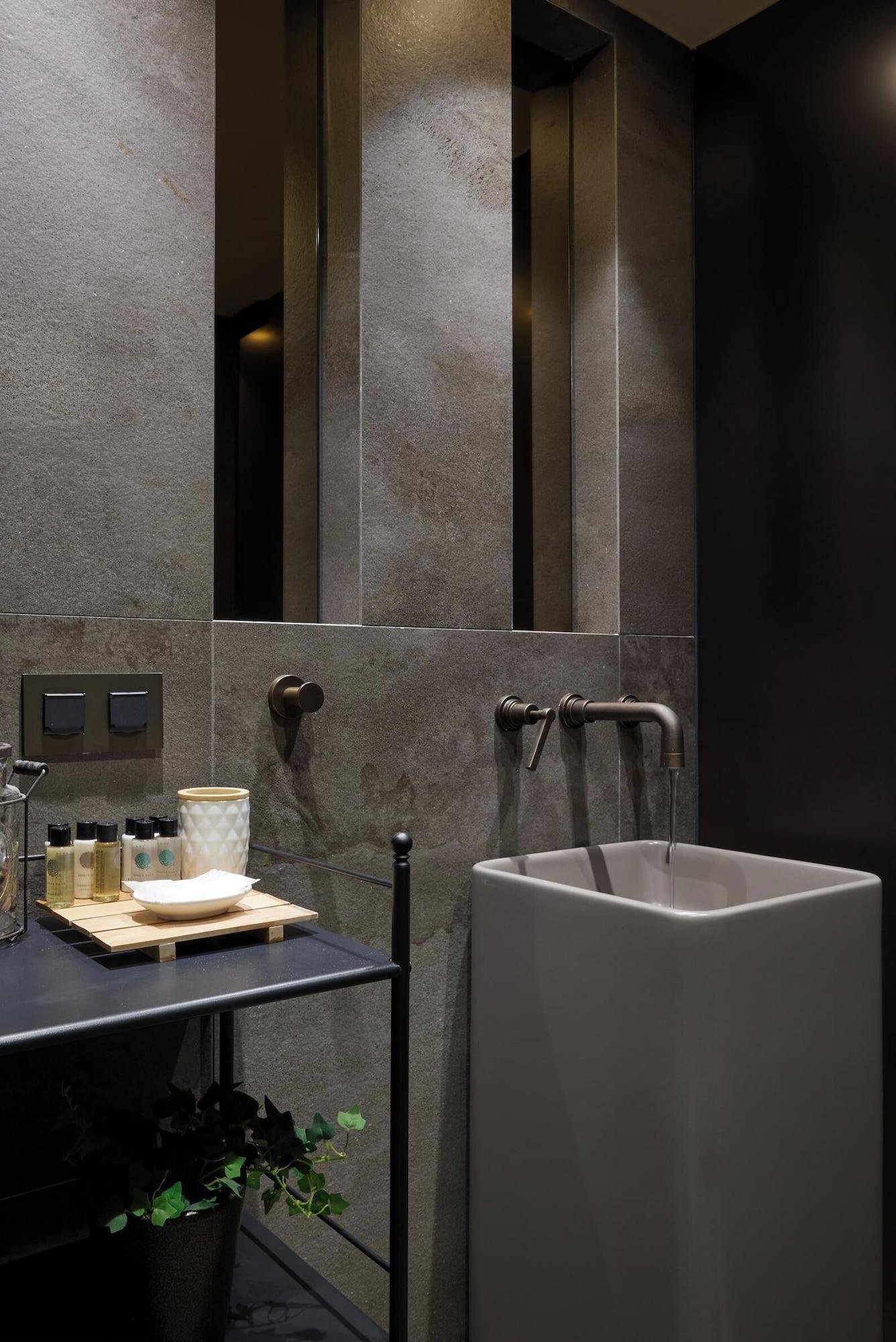 Double Classic Queen Bed