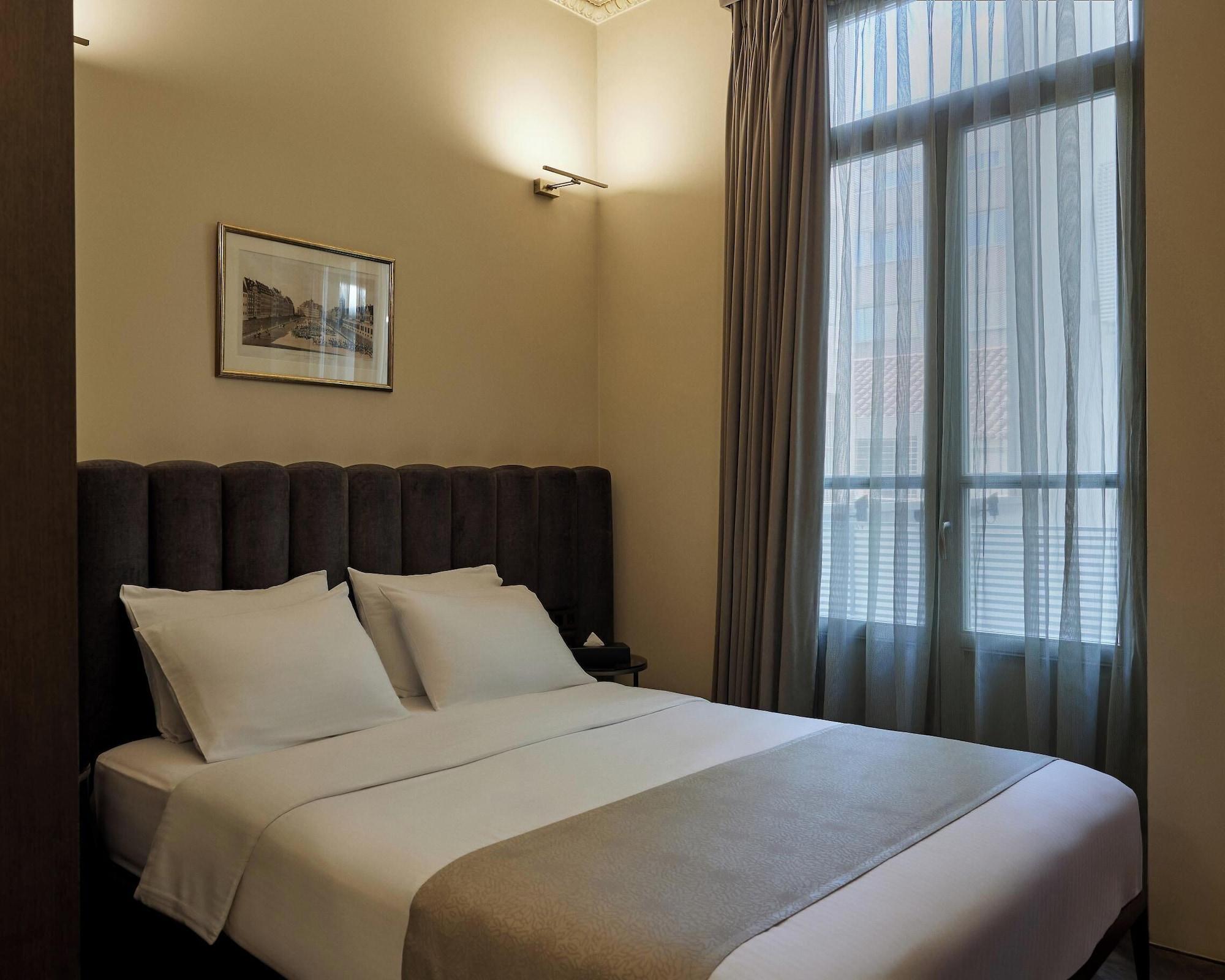 Double Classic Queen Bed