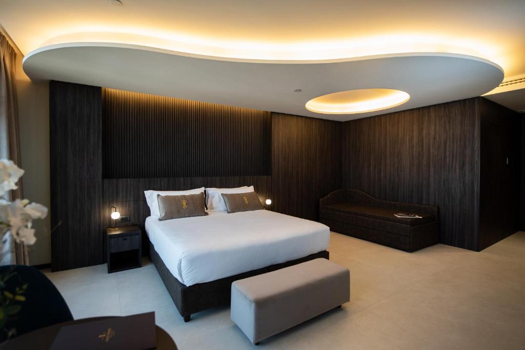 Double Deluxe One Bed