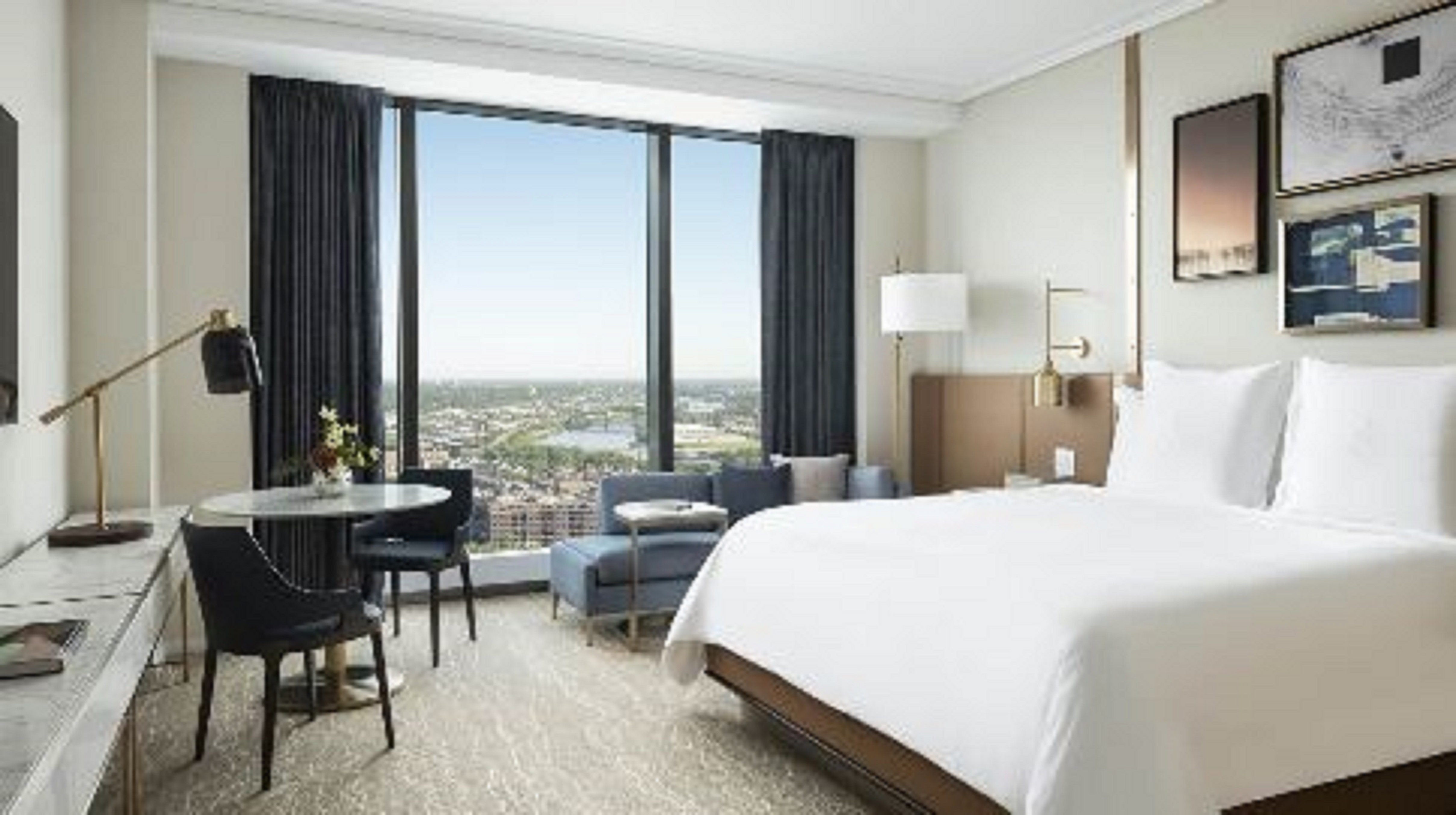 Suite Accessible King Size Bed