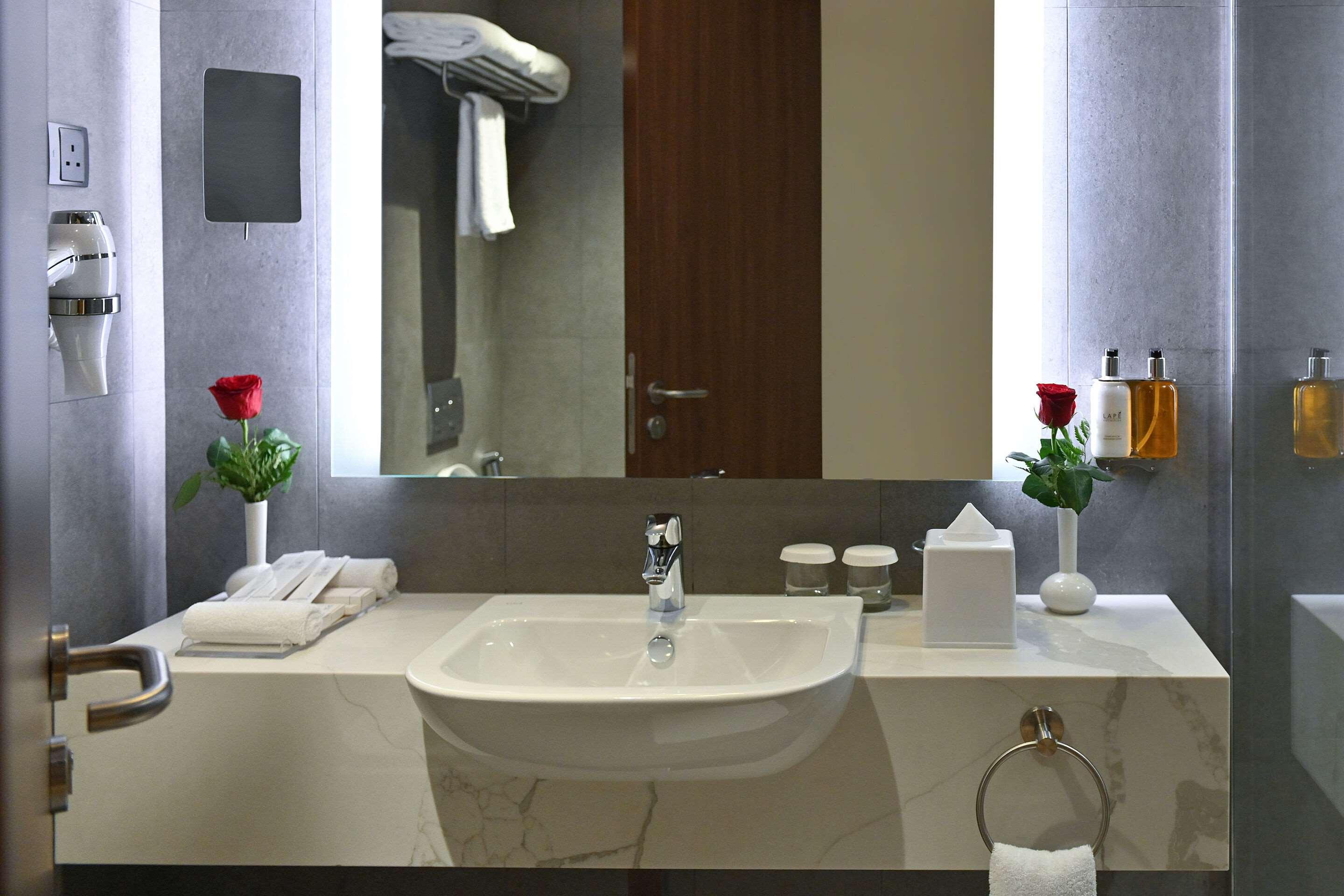 Suite Accessible King Size Bed