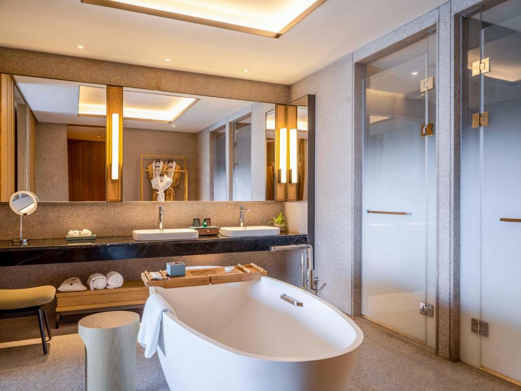 Twin Deluxe Lake View