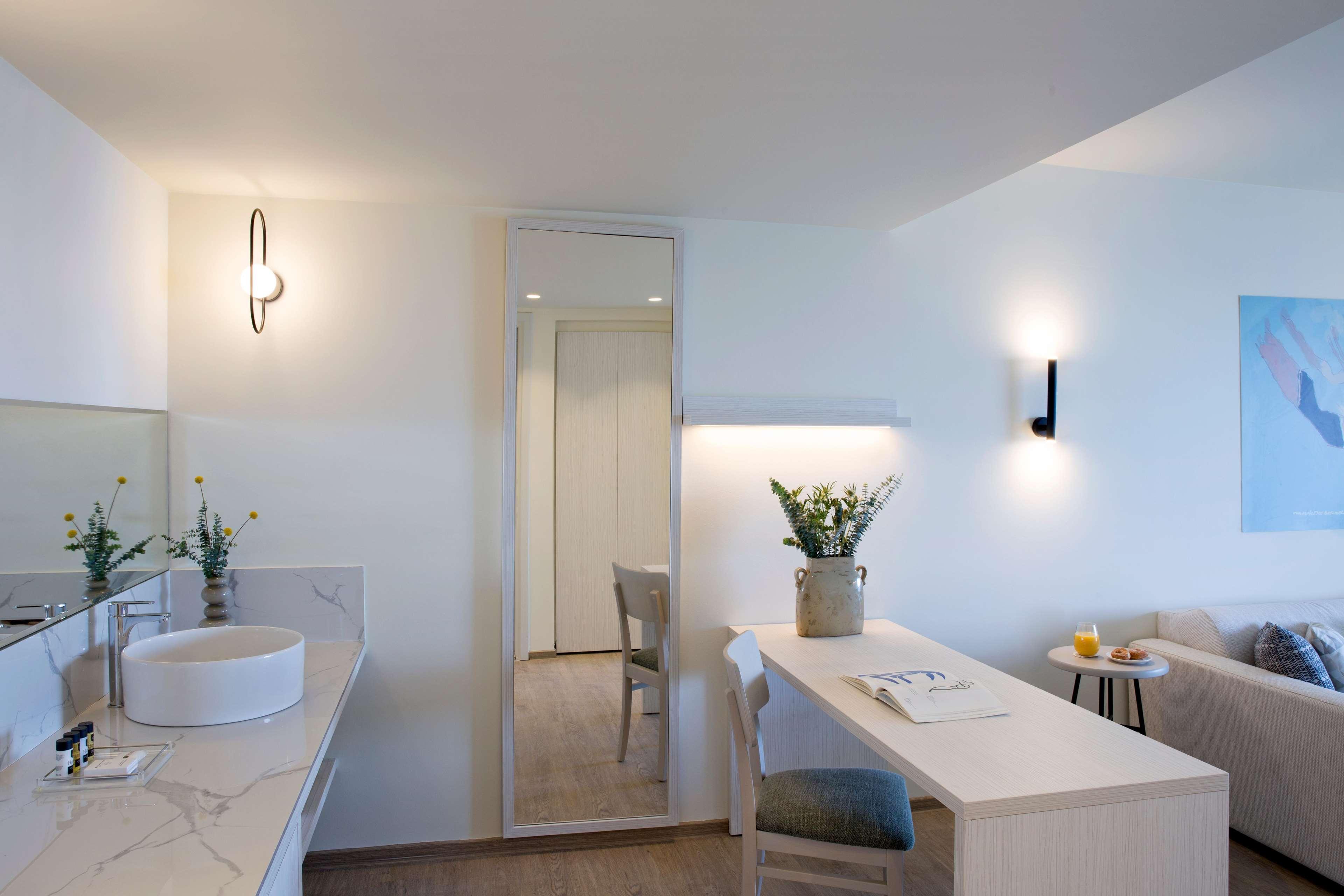 Family Room Pool View Two Bedrooms