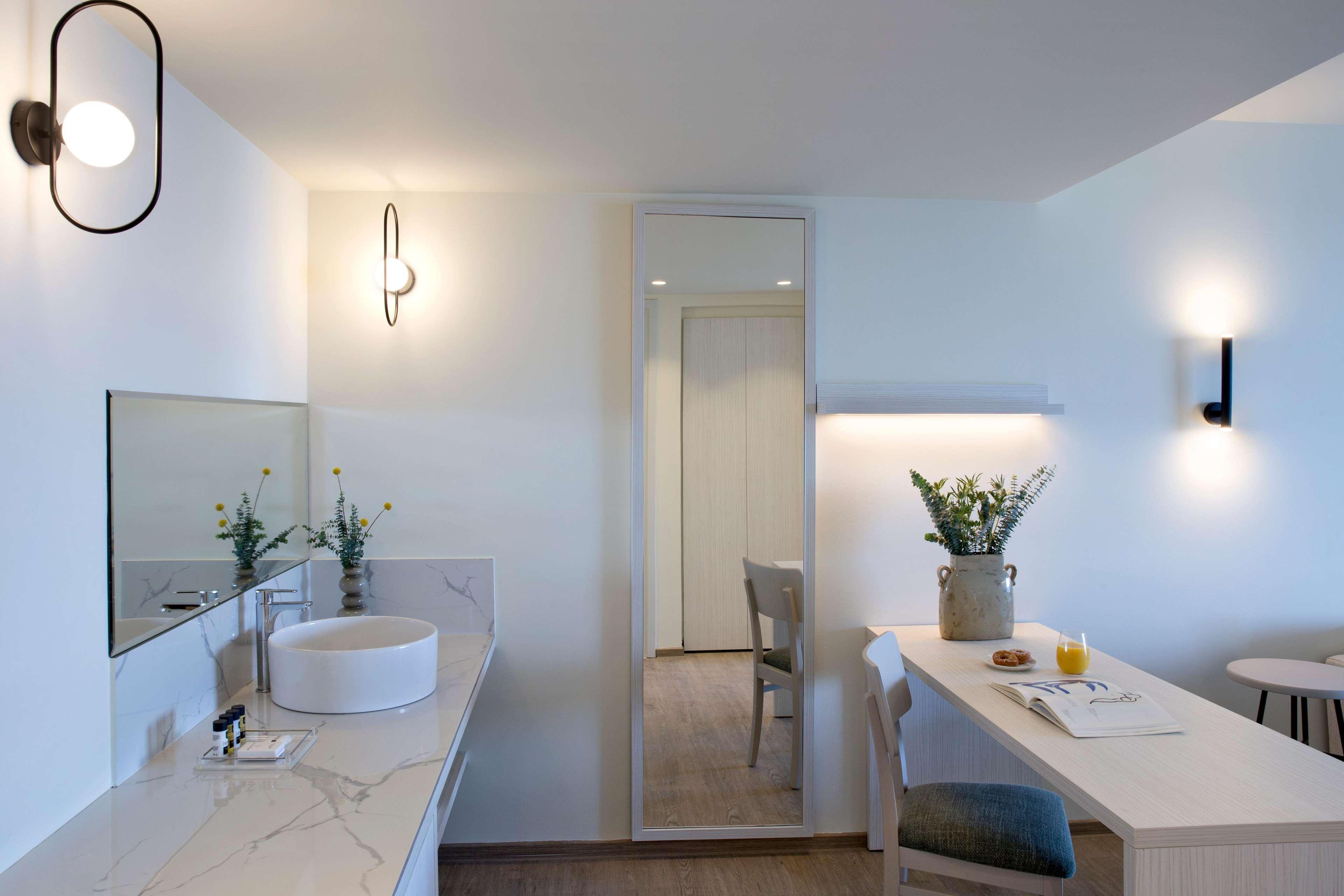 Family Room Pool View Two Bedrooms