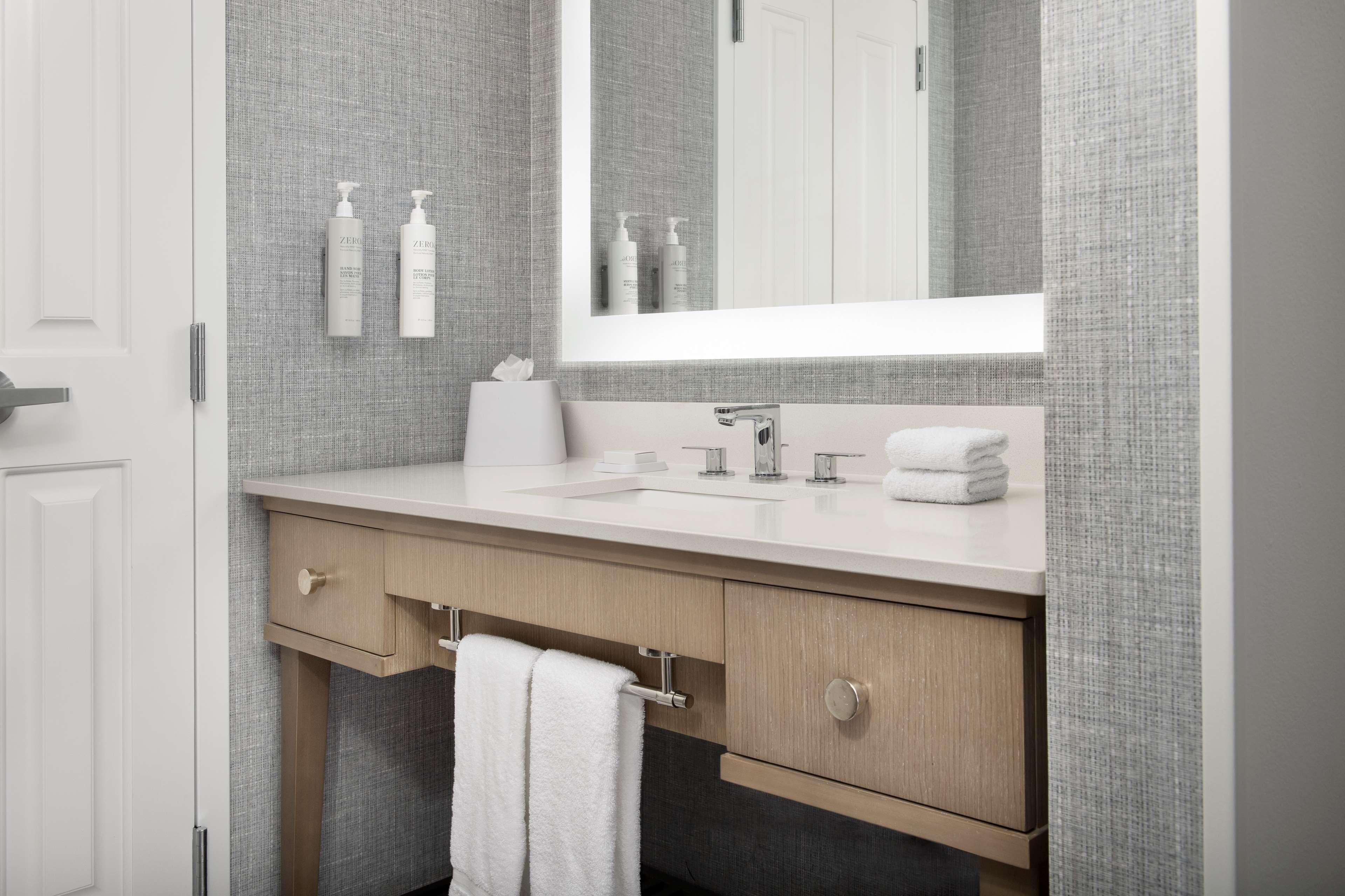 Suite Accessible King Size Bed