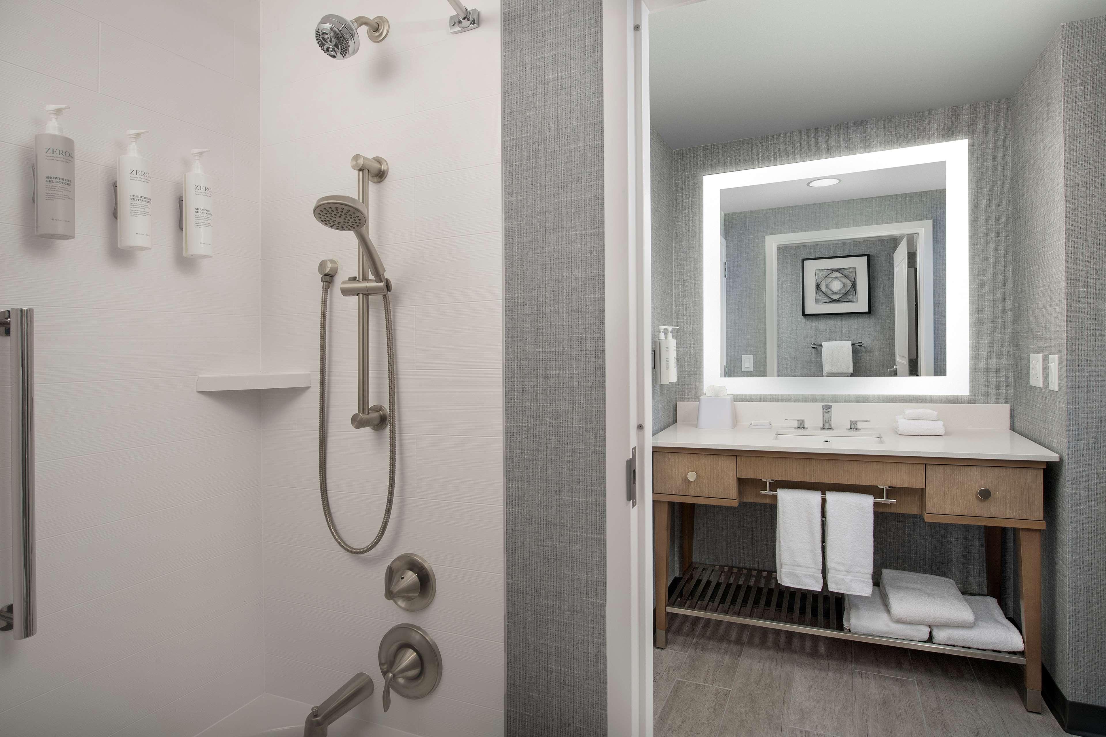 Suite Accessible King Size Bed