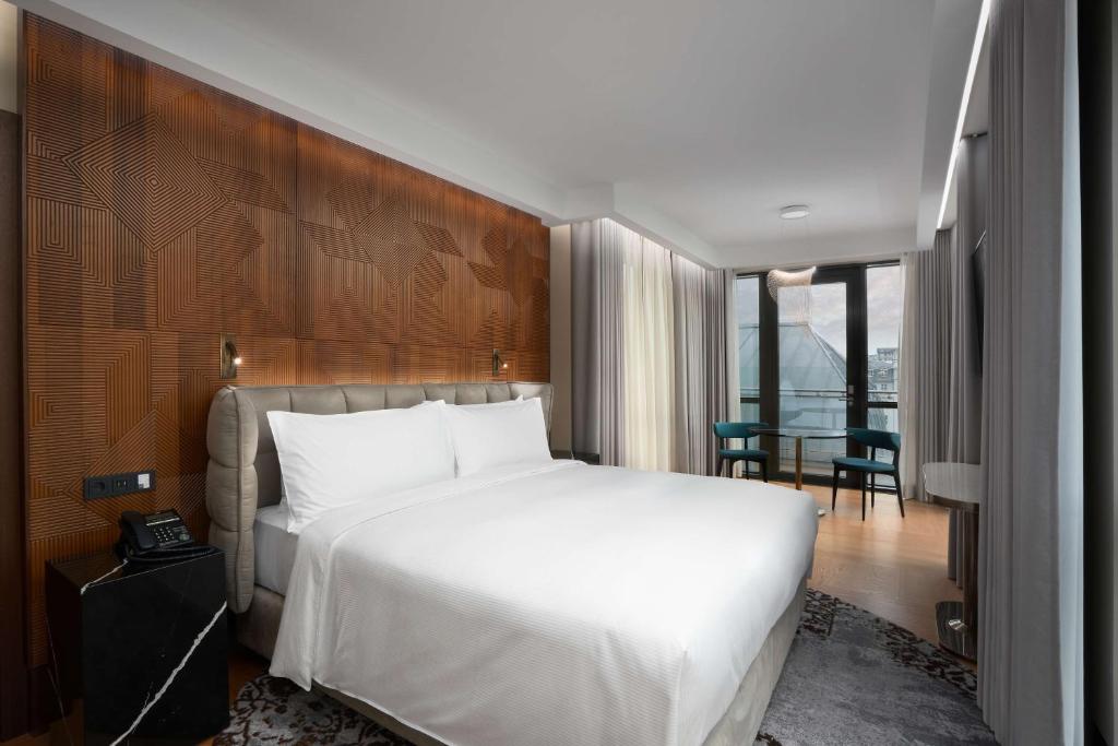Suite King Size Bed