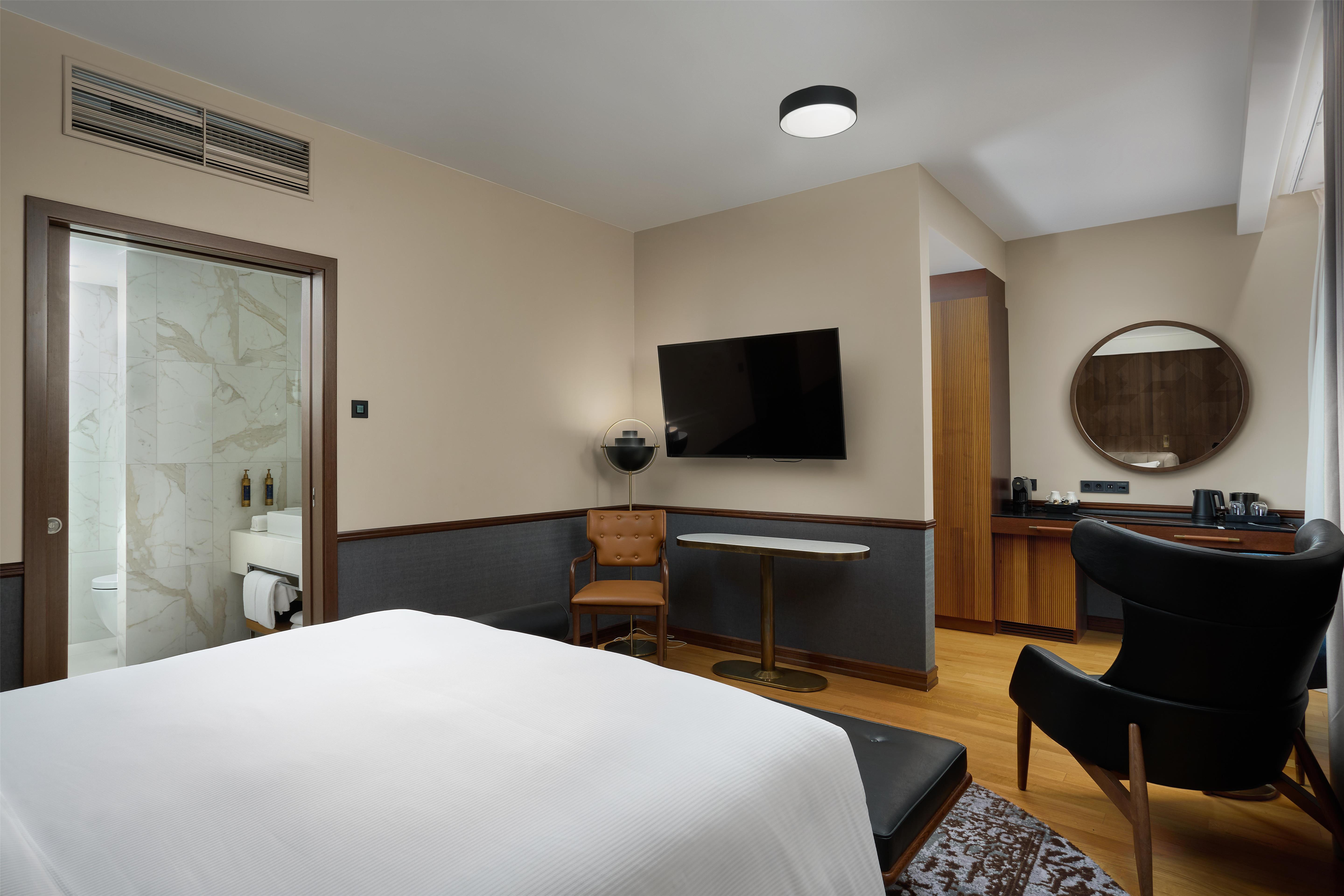 Double Deluxe King Bed