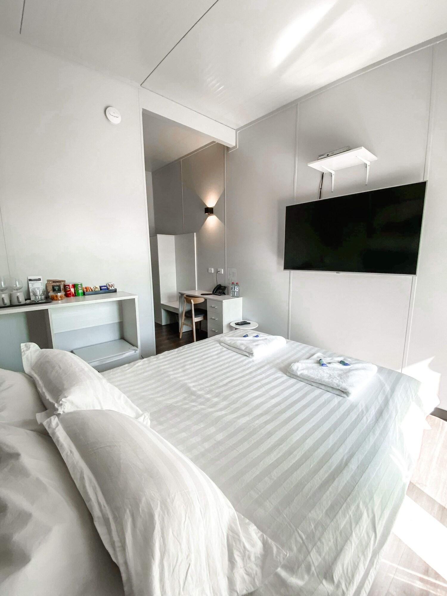 Double Deluxe Queen Bed