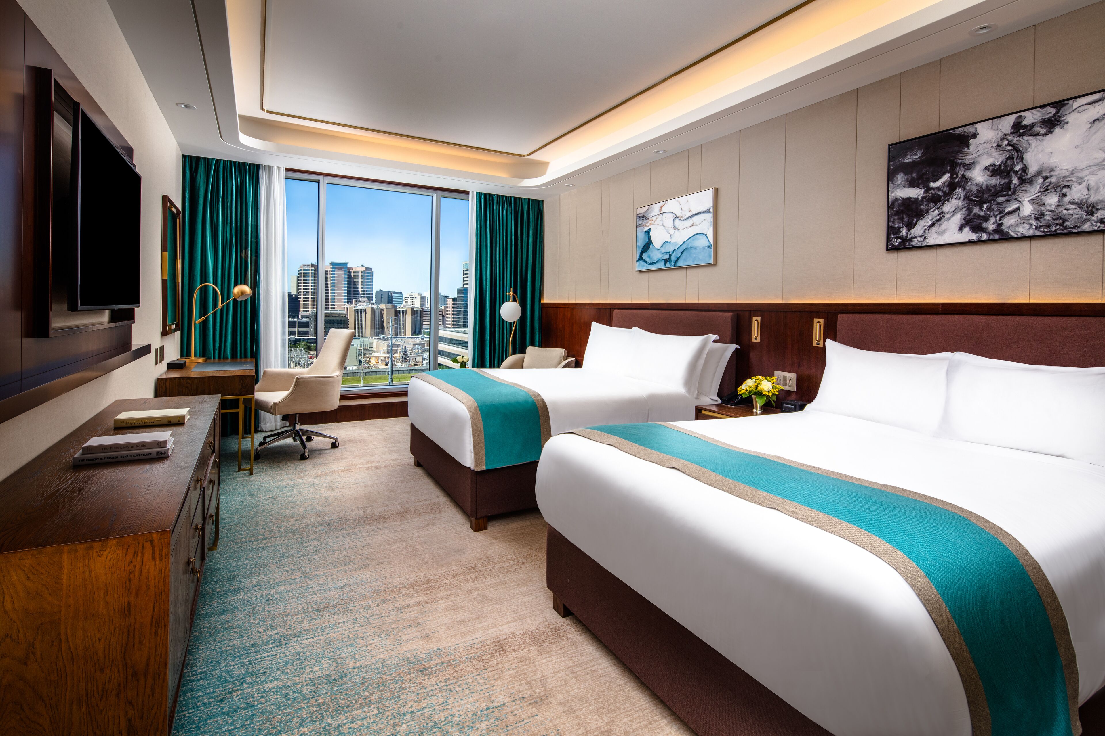 Studio Two Queen Beds