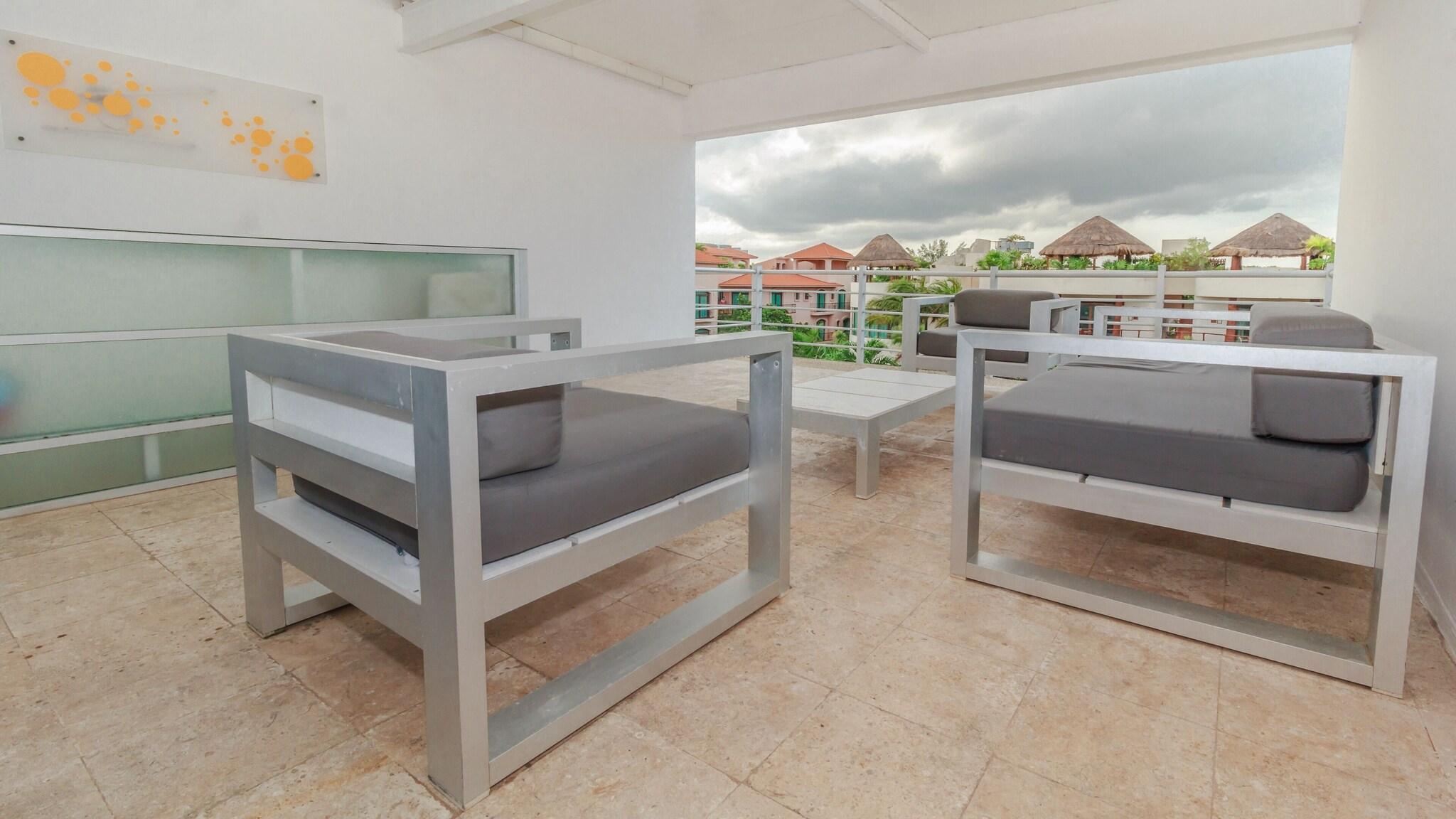 Suite Pool View King Bed