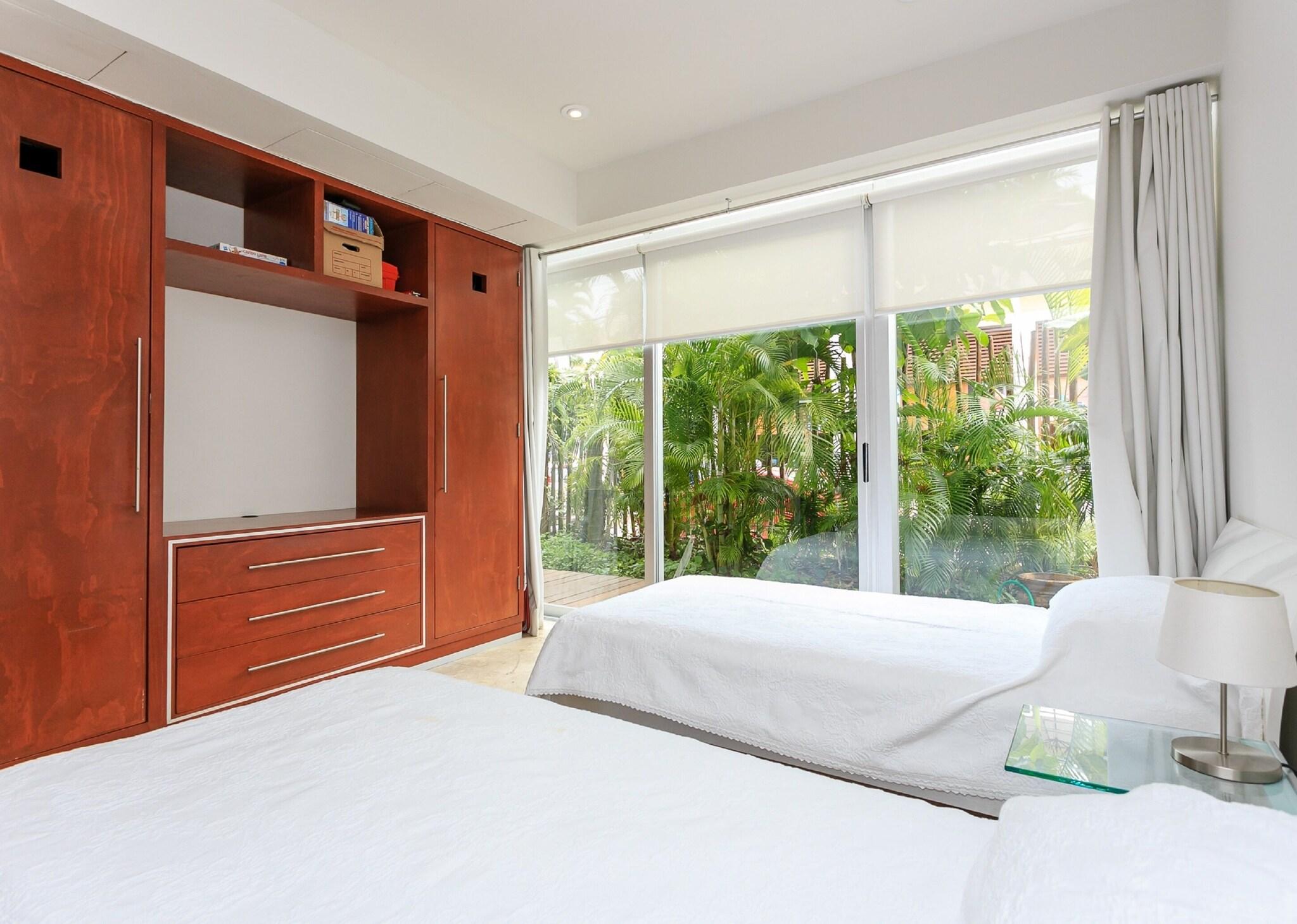 Suite Pool View King Bed