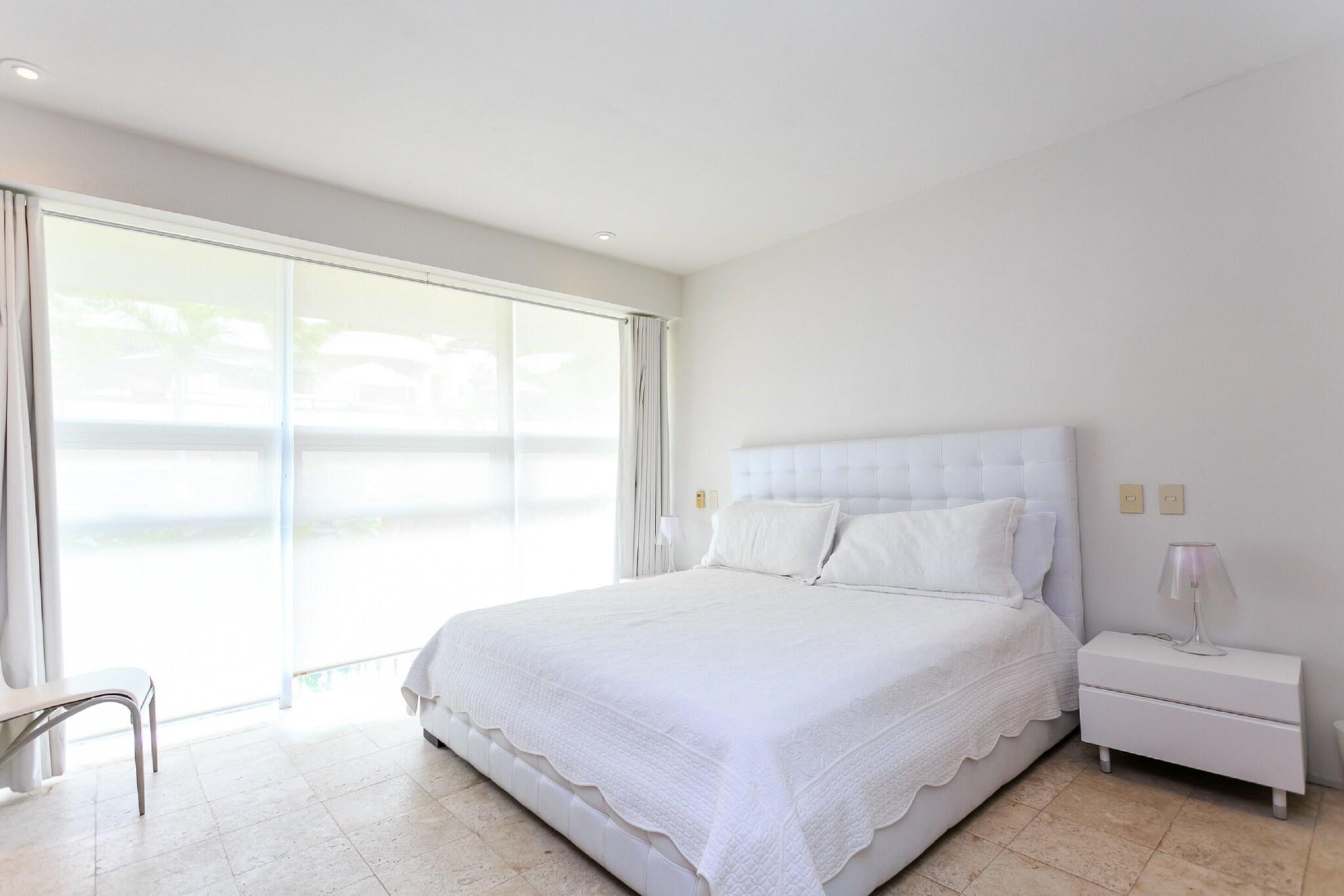 Suite Pool View King Bed