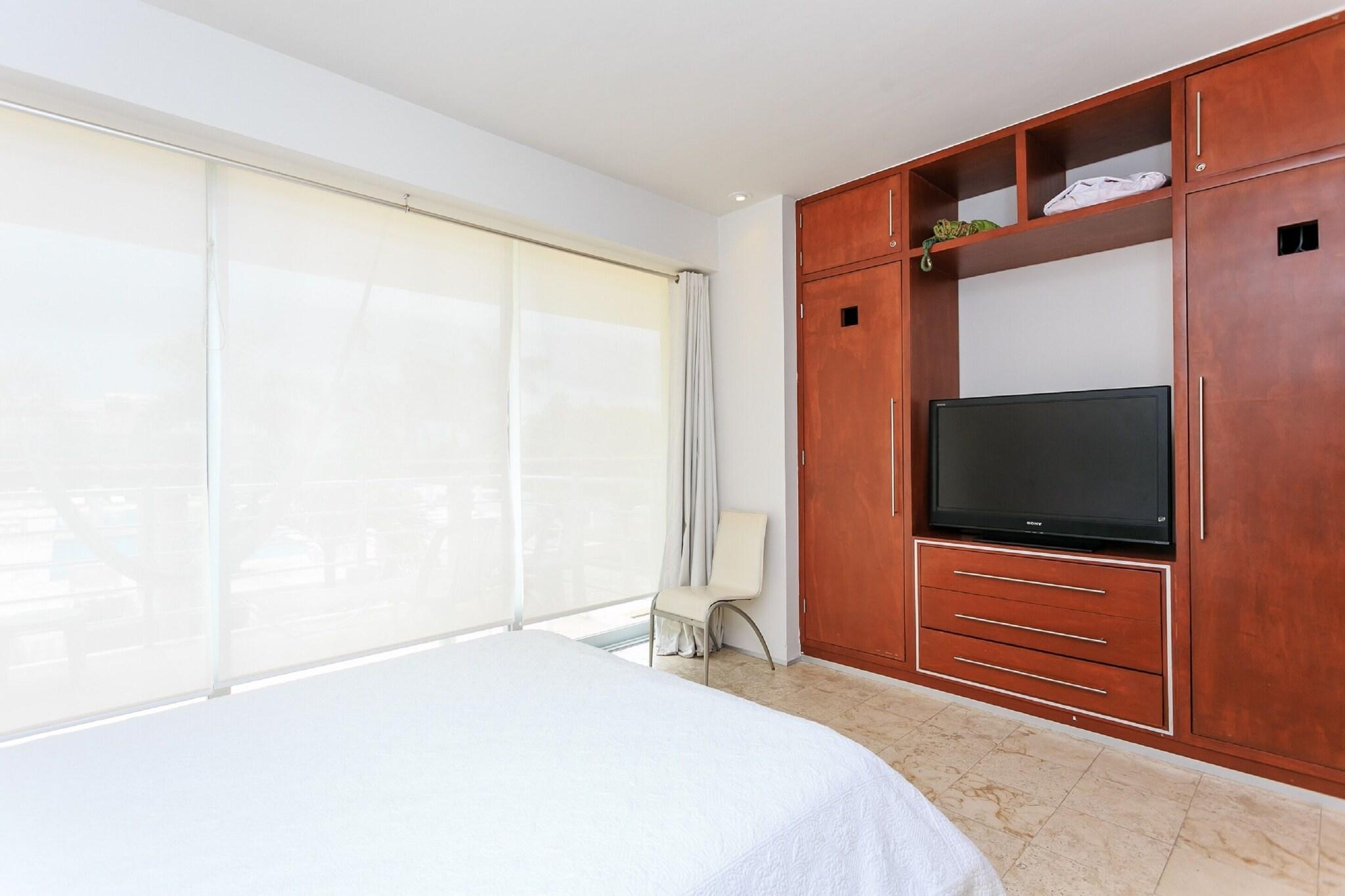 Suite Pool View King Bed