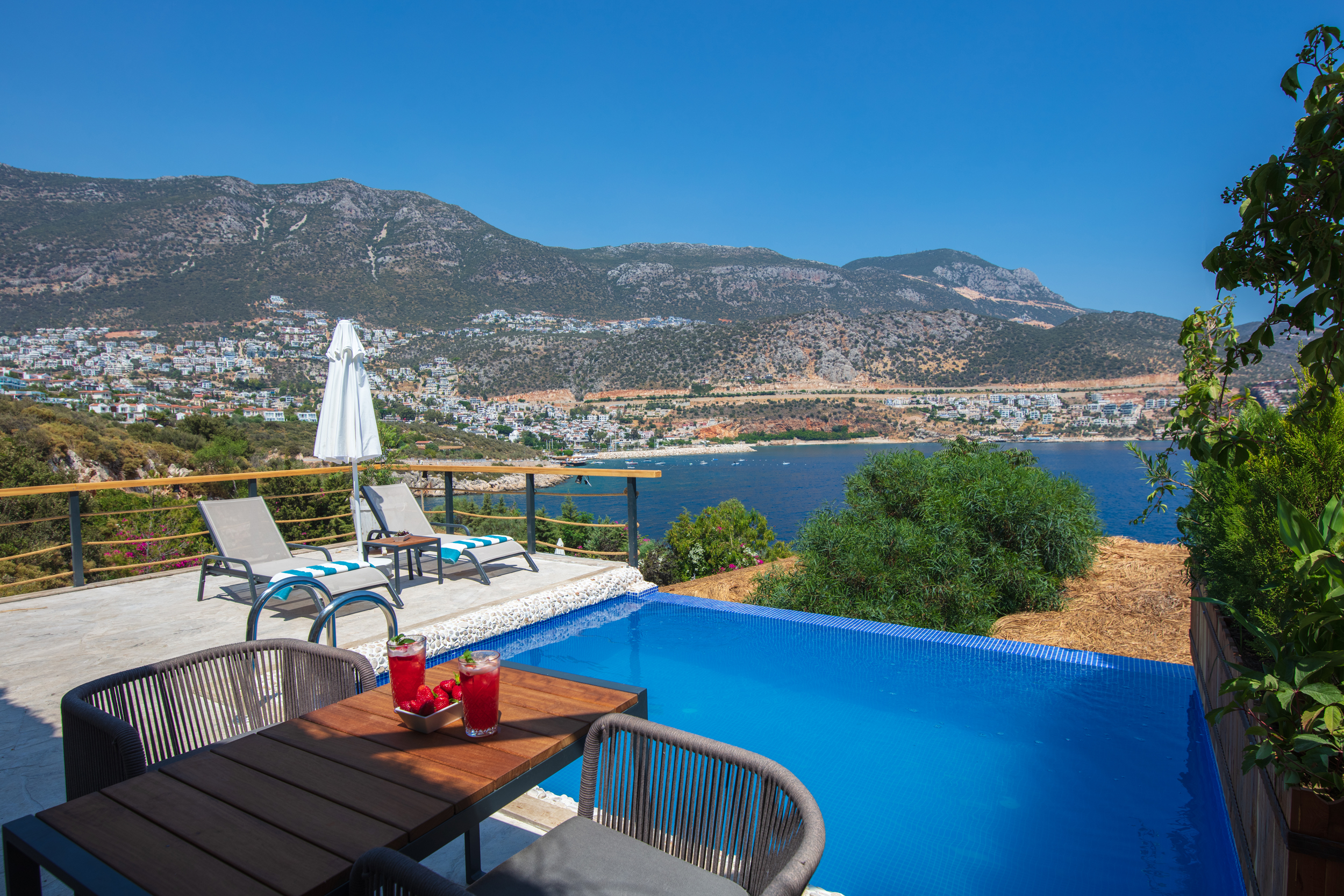 Suite Deluxe Pool View