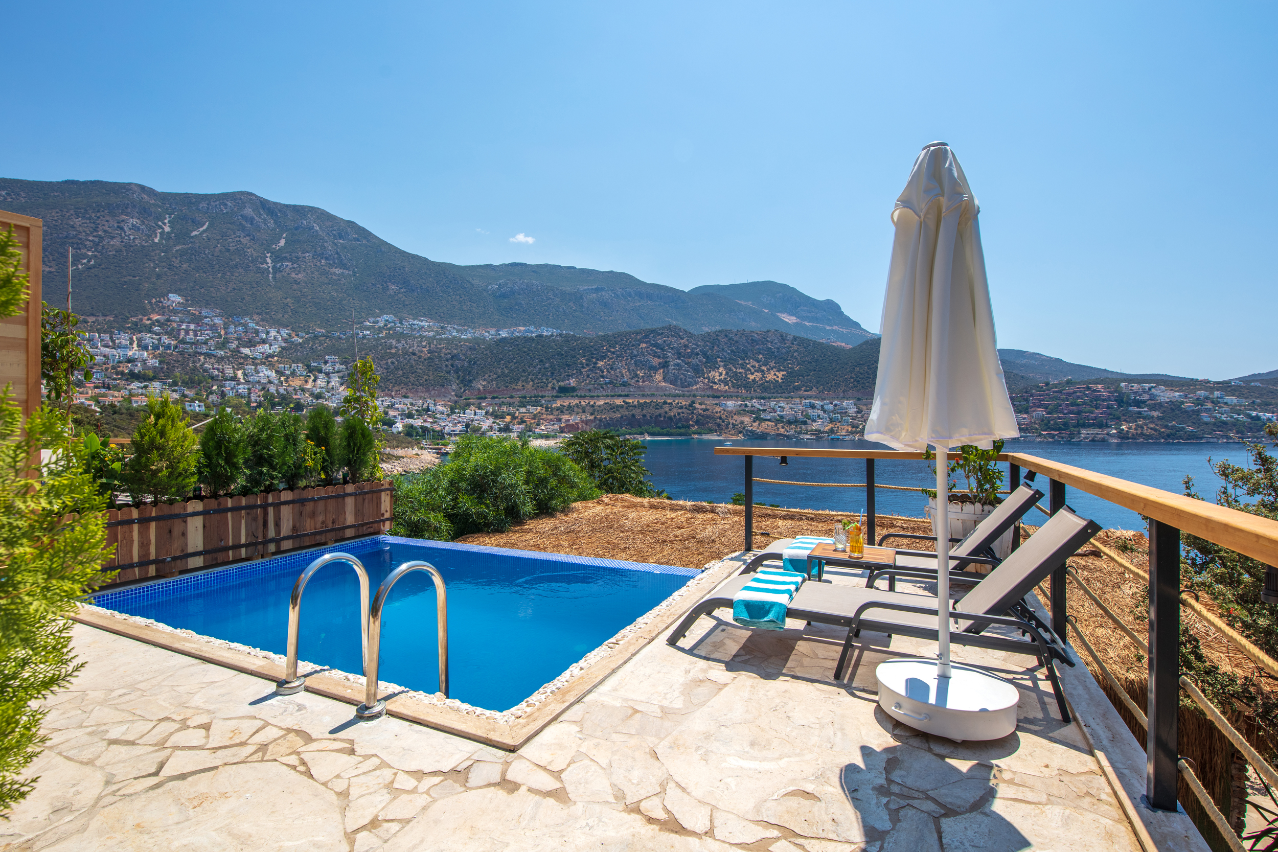 Suite Deluxe Pool View