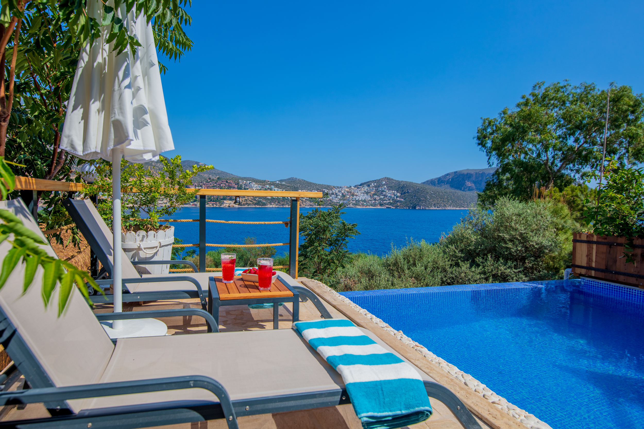 Suite Deluxe Pool View