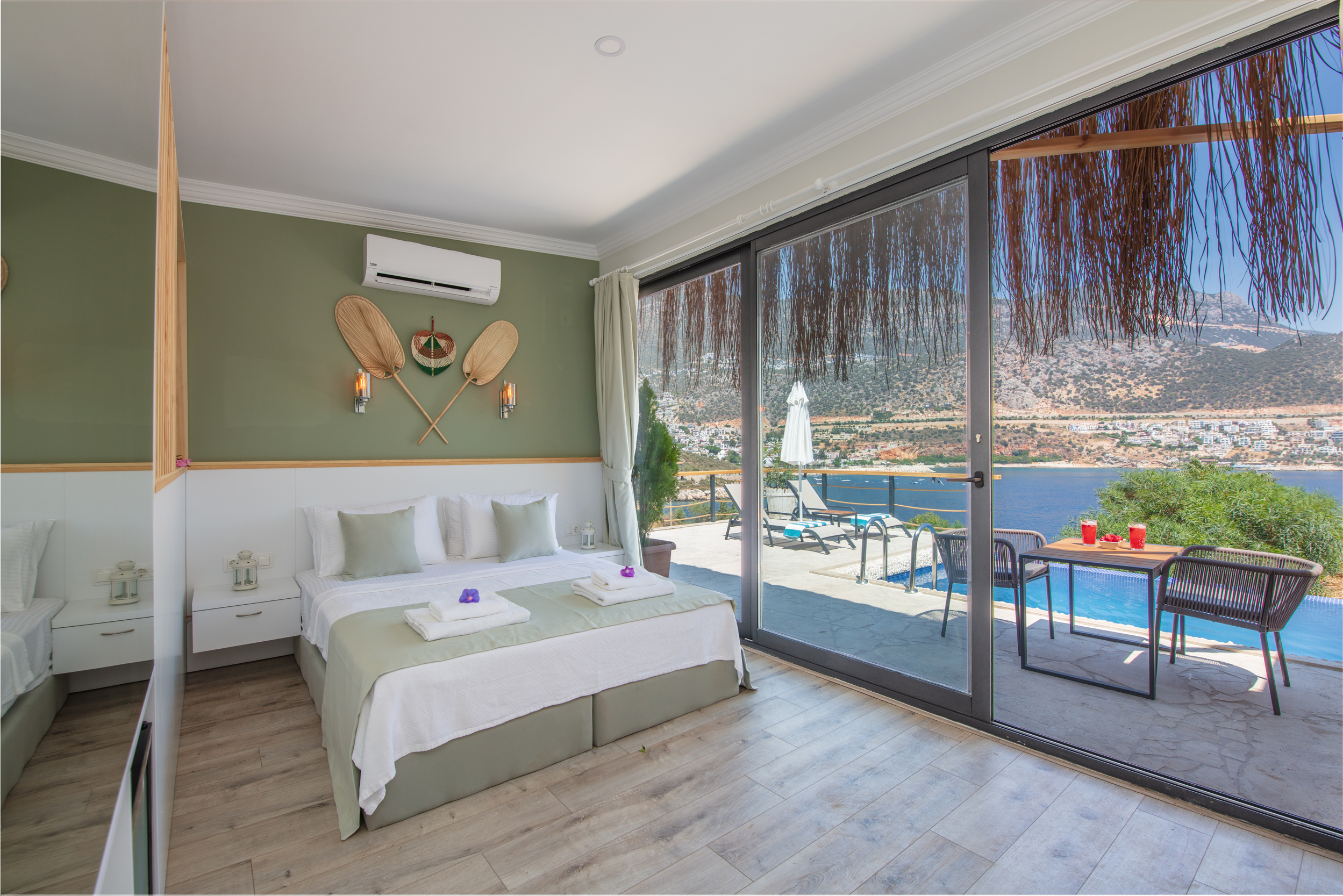 Suite Deluxe Pool View