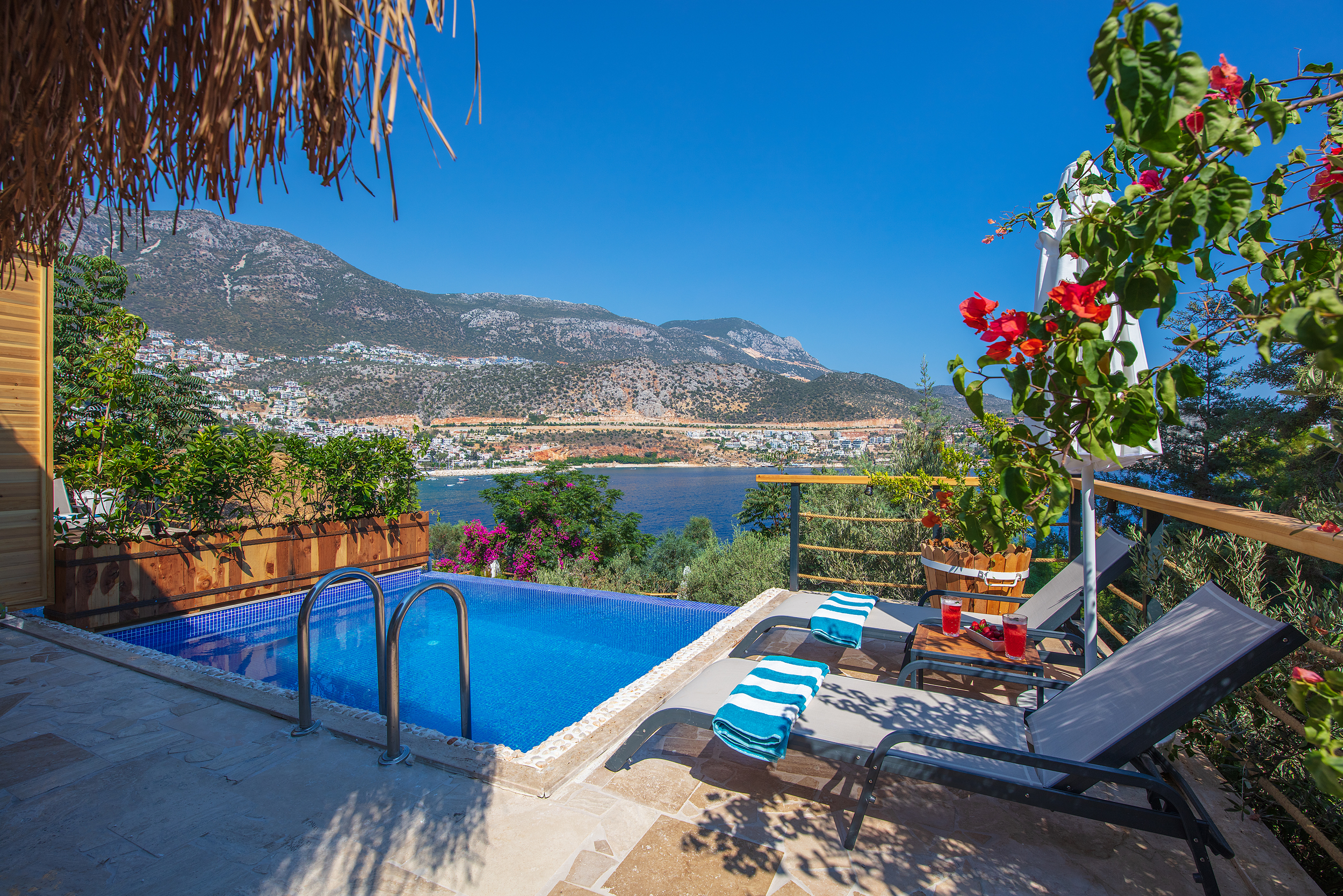 Suite Deluxe Pool View