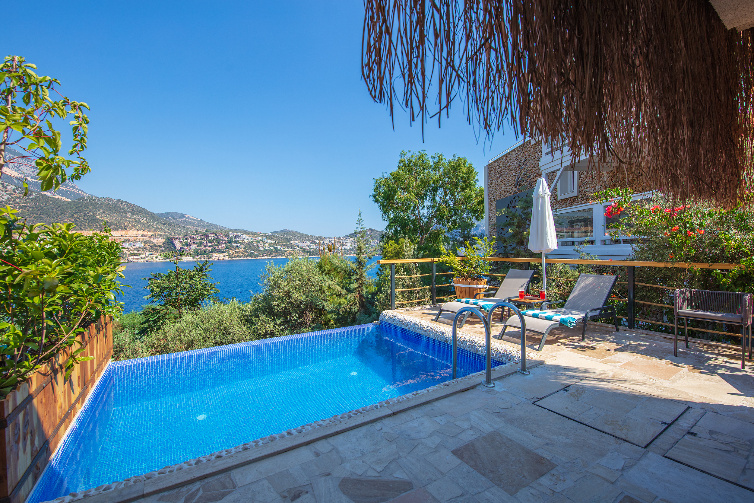 Suite Deluxe Pool View