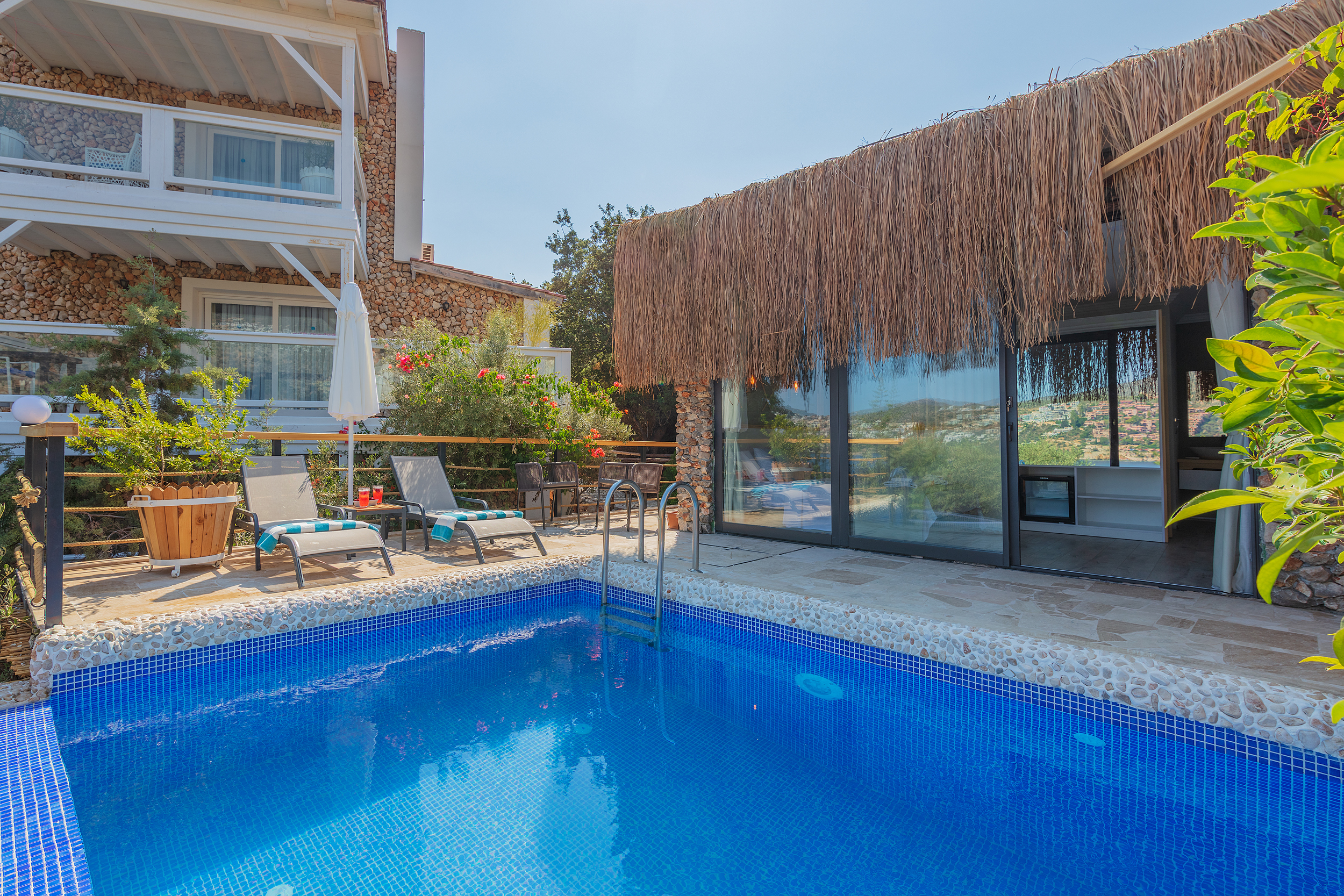 Suite Deluxe Pool View