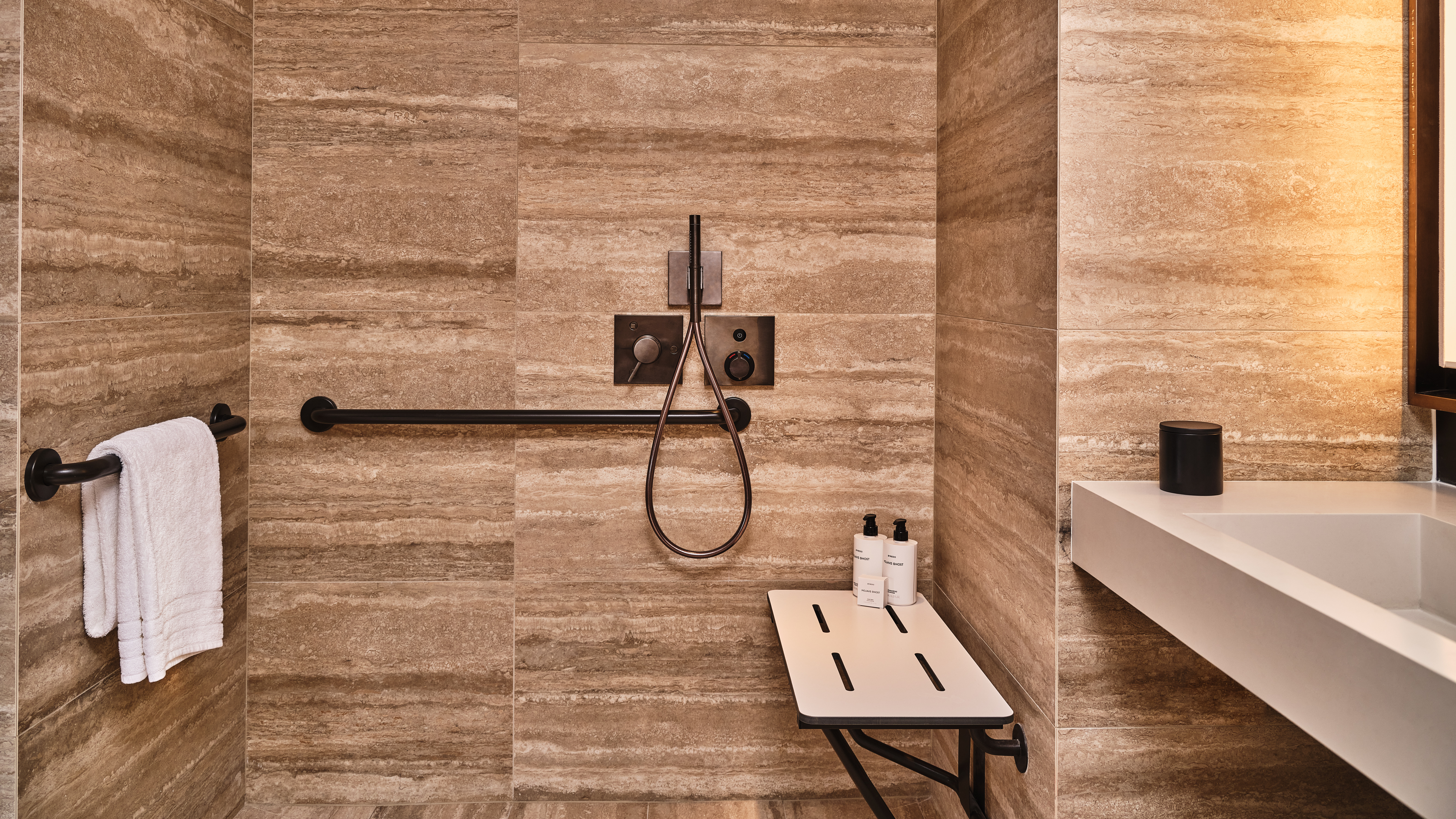 Studio Accessible King Size Bed