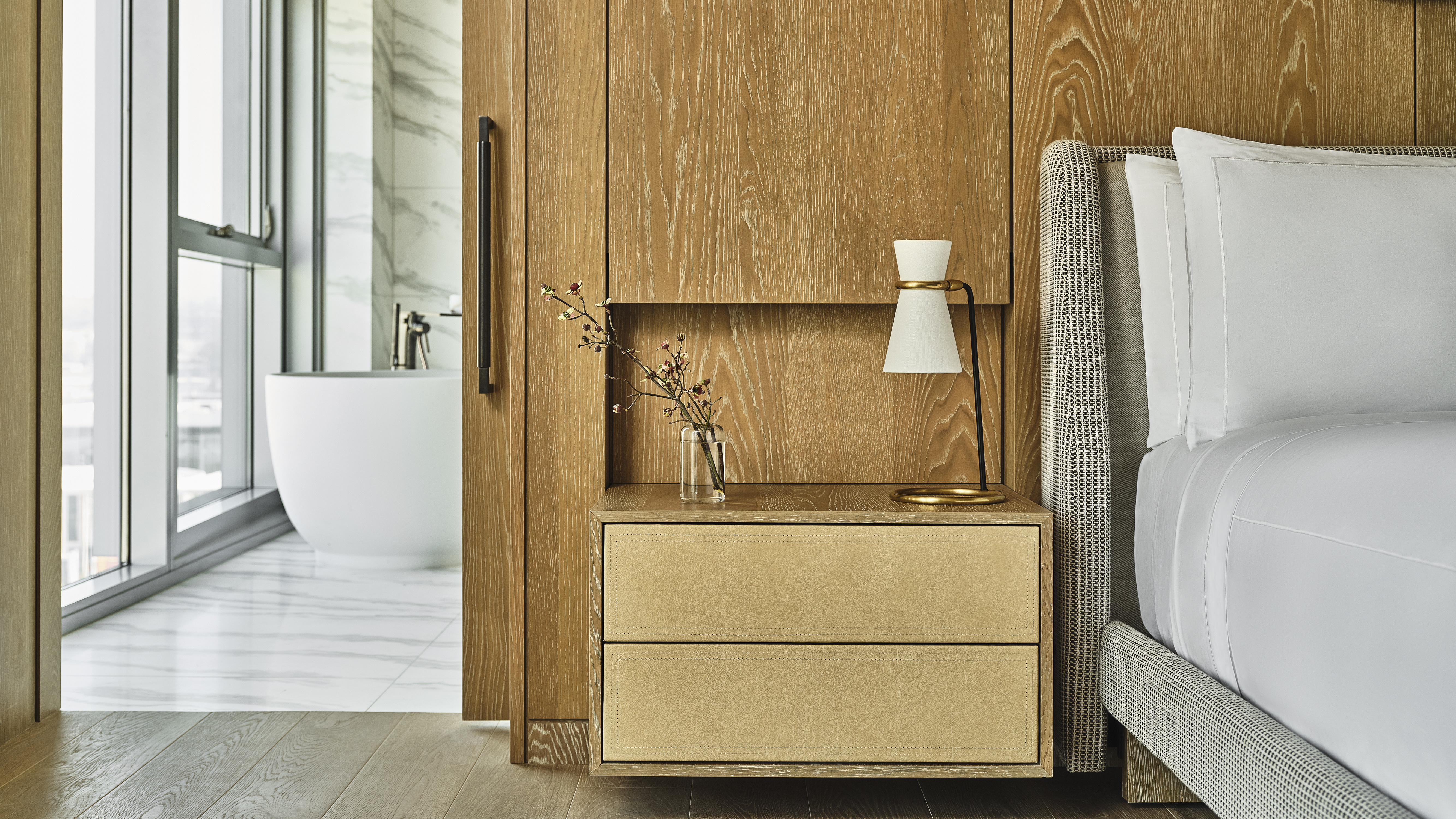 Suite Accessible King Size Bed