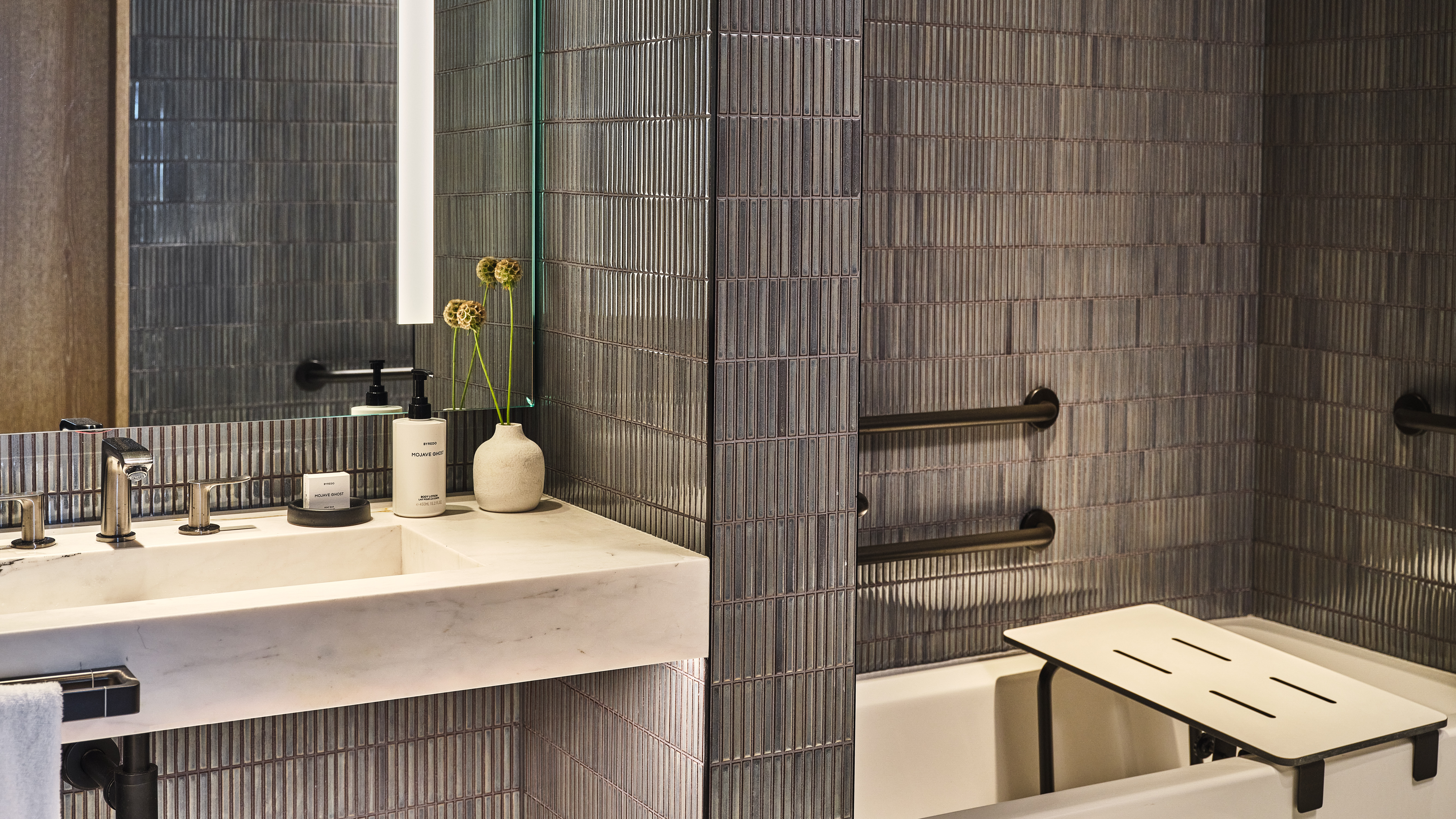 Suite Accessible King Size Bed