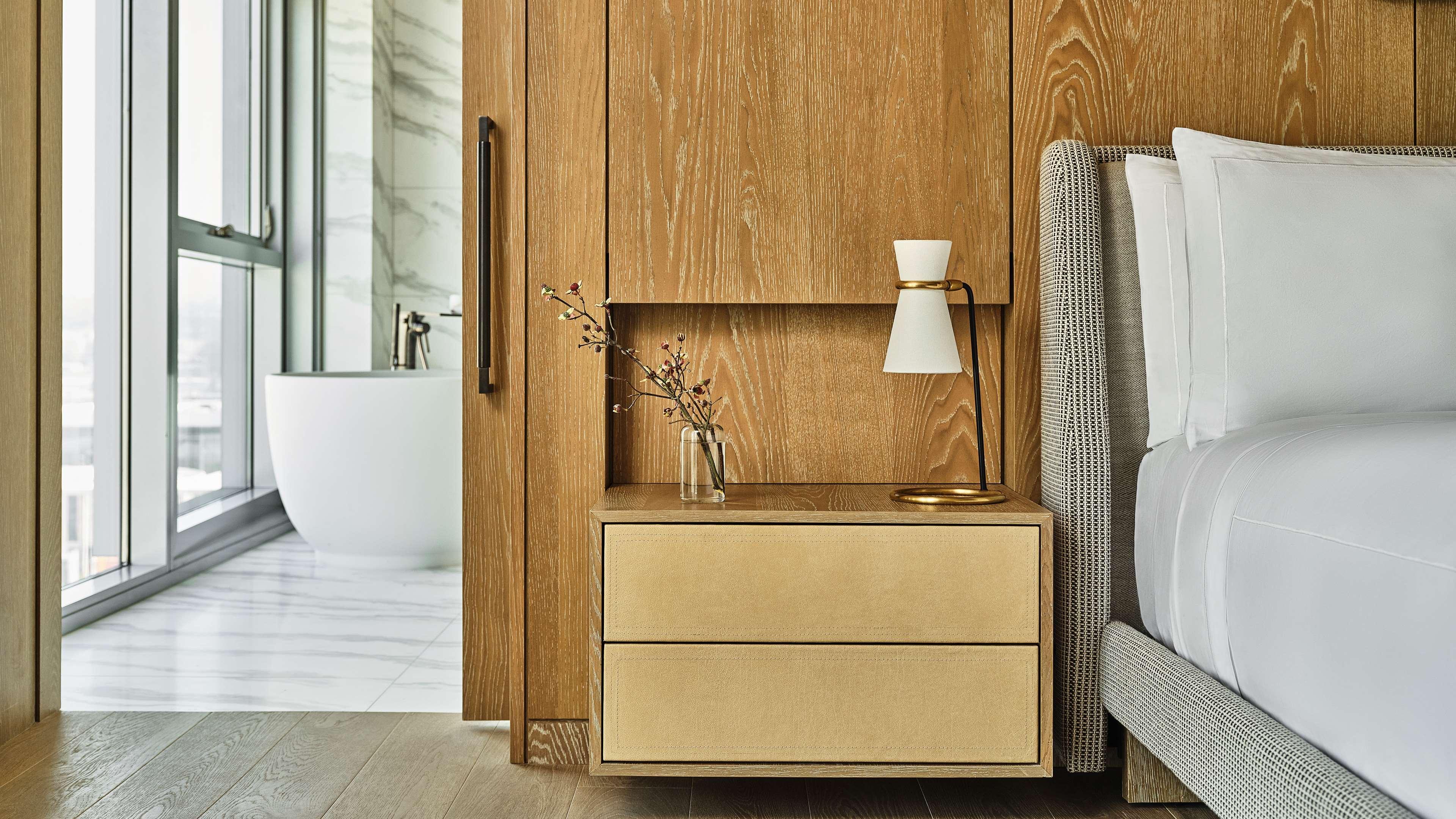 Suite Accessible King Size Bed