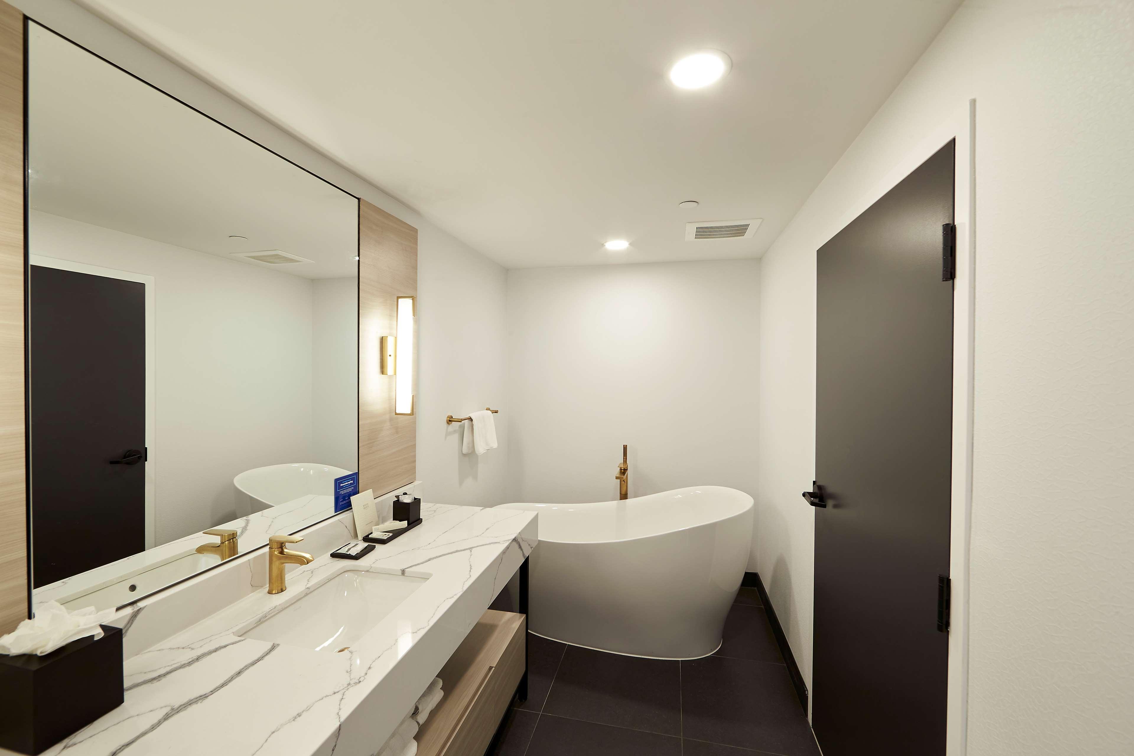 Suite City View King Bed