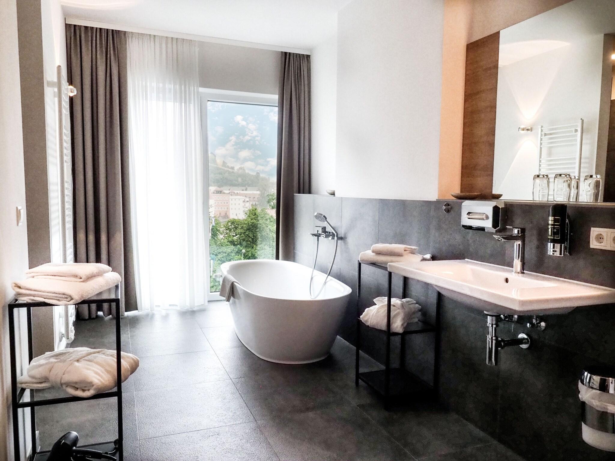 Suite Business Queen Bed