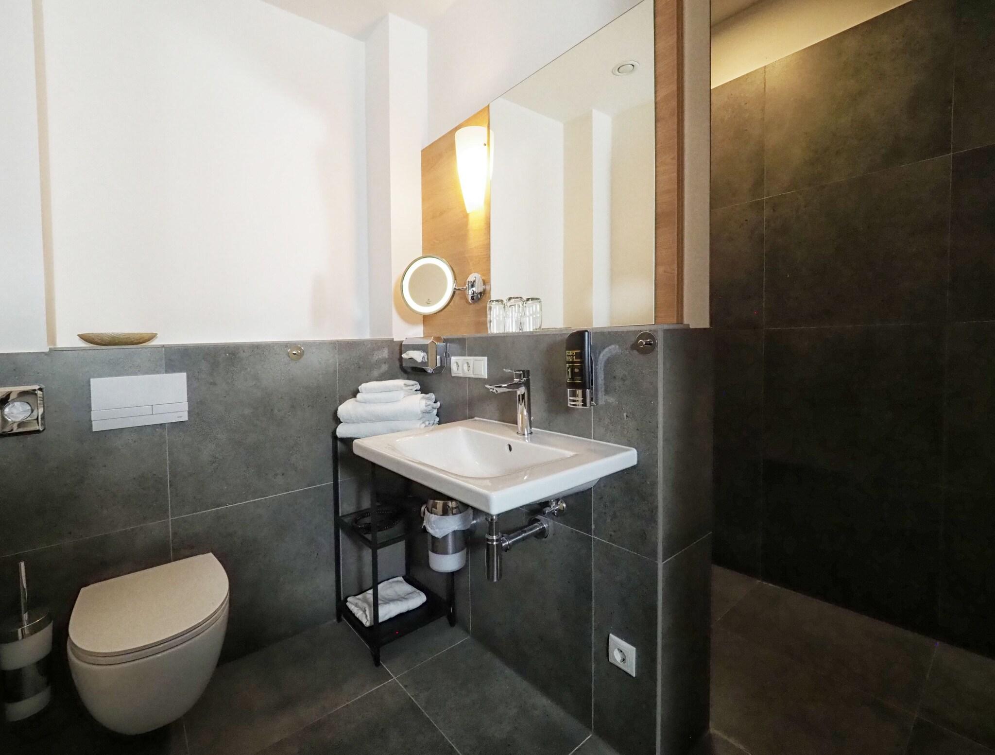 Studio Business Queen Bed