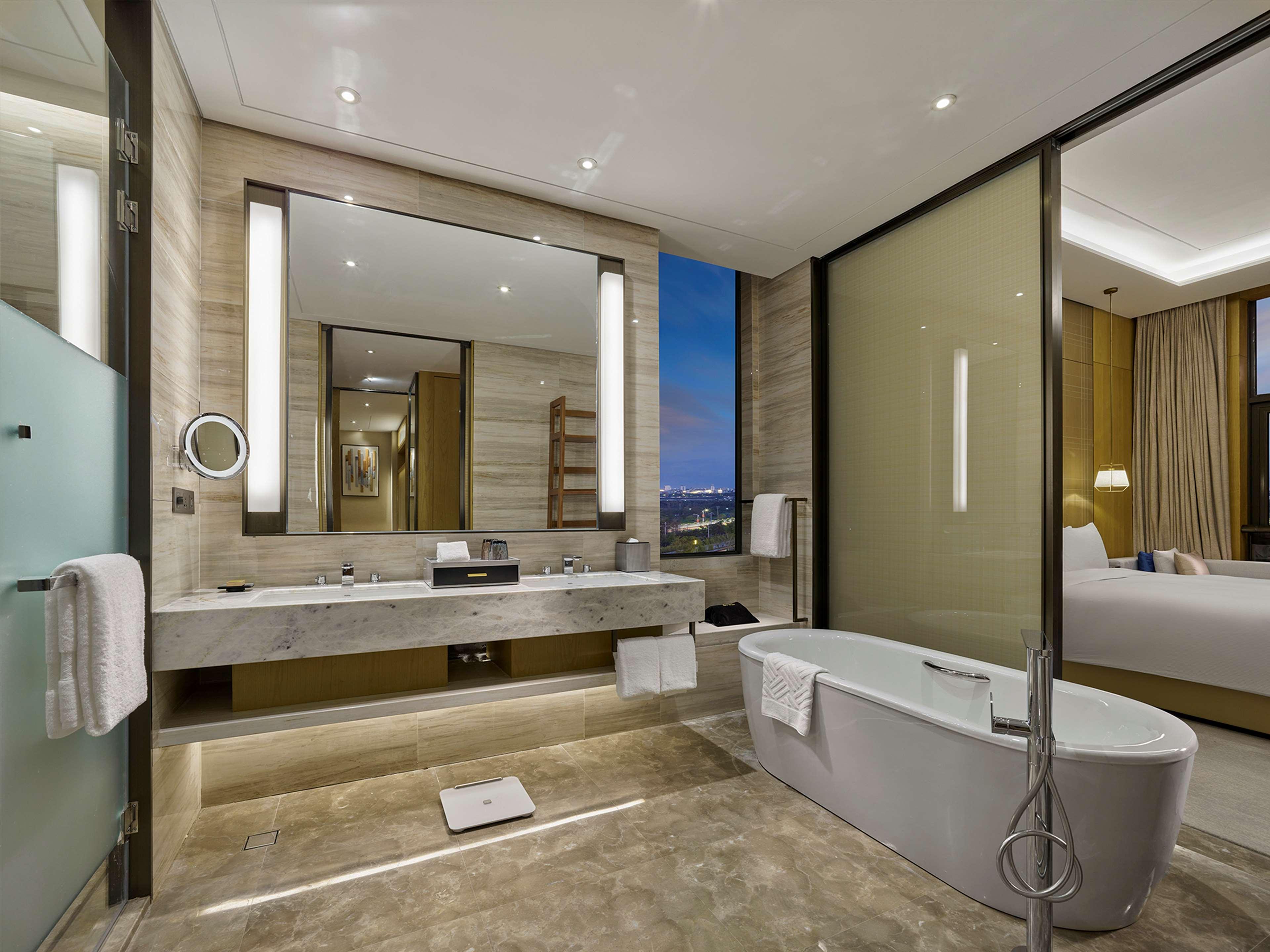 Suite Deluxe King Bed