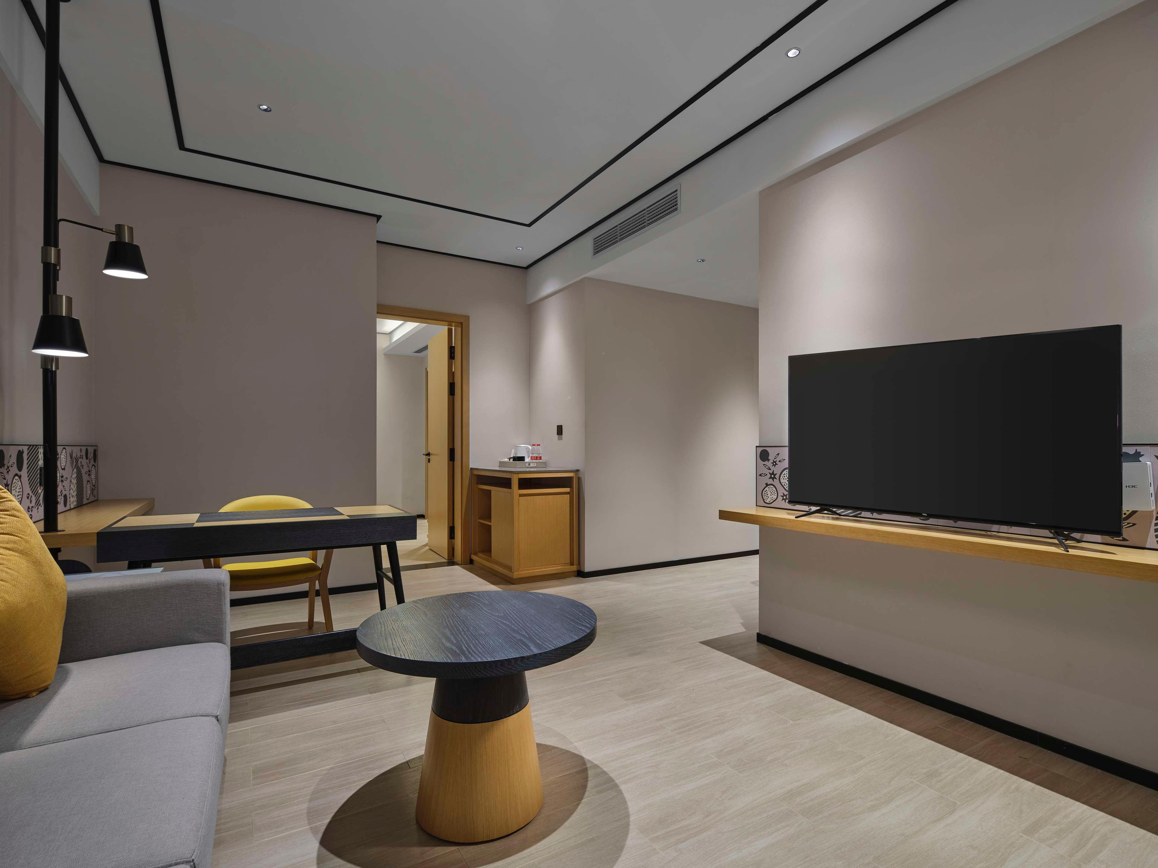 Suite Deluxe King Bed