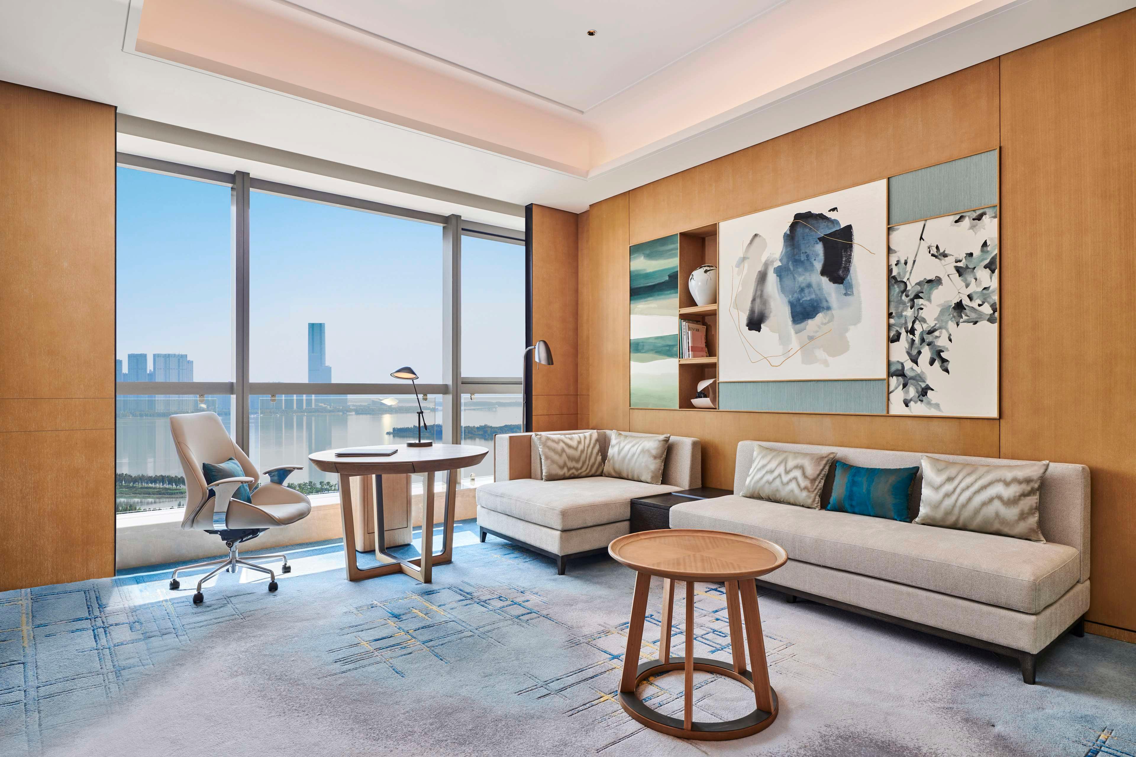 Suite Deluxe King Bed