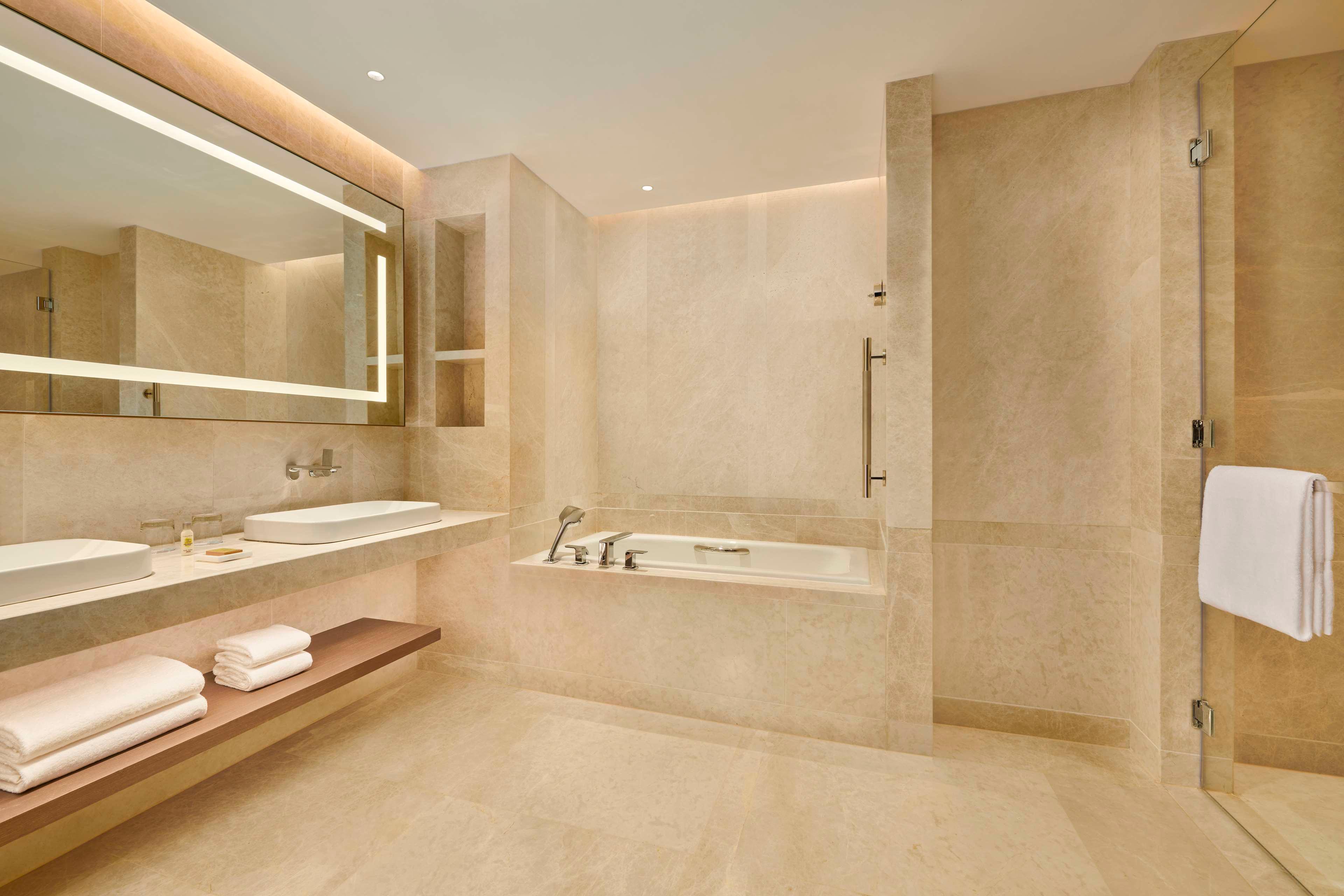 Suite Deluxe King Bed