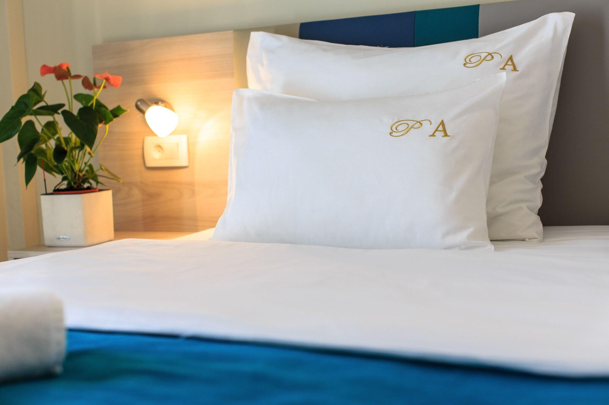 Double or Twin Sea View King Bed