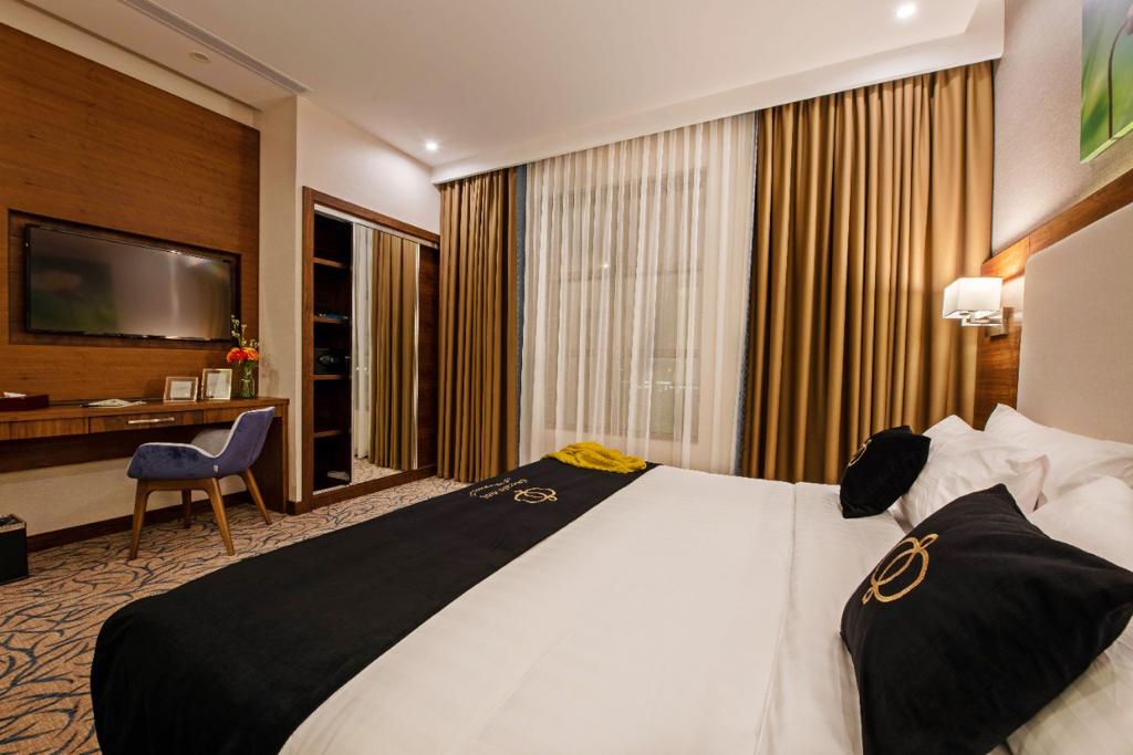 Junior Suite King Size Bed