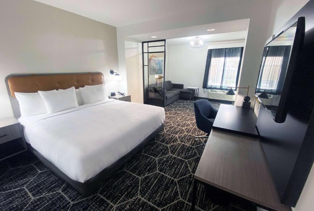 Suite Accessible King Size Bed