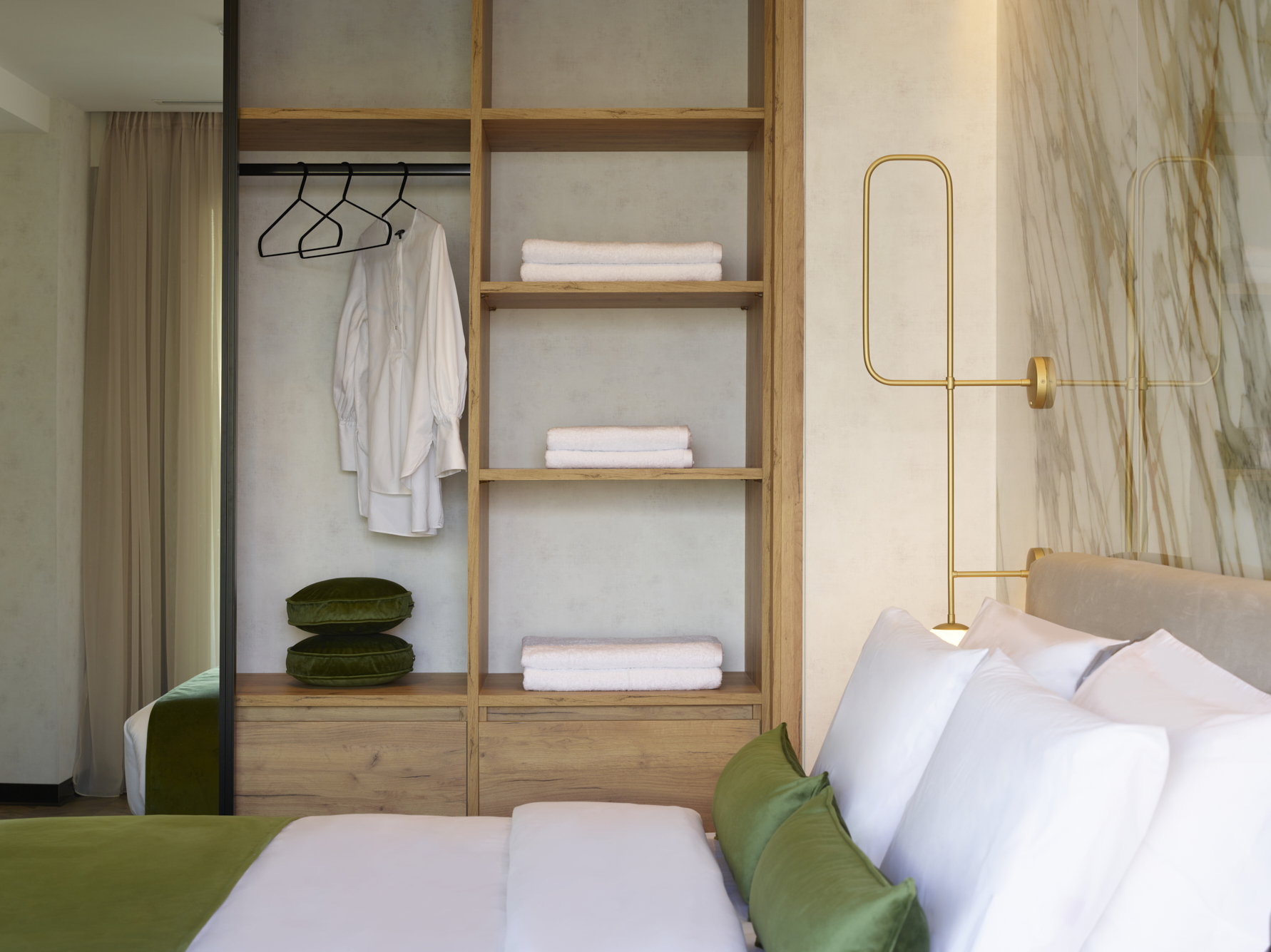 Suite Deluxe City View King Bed