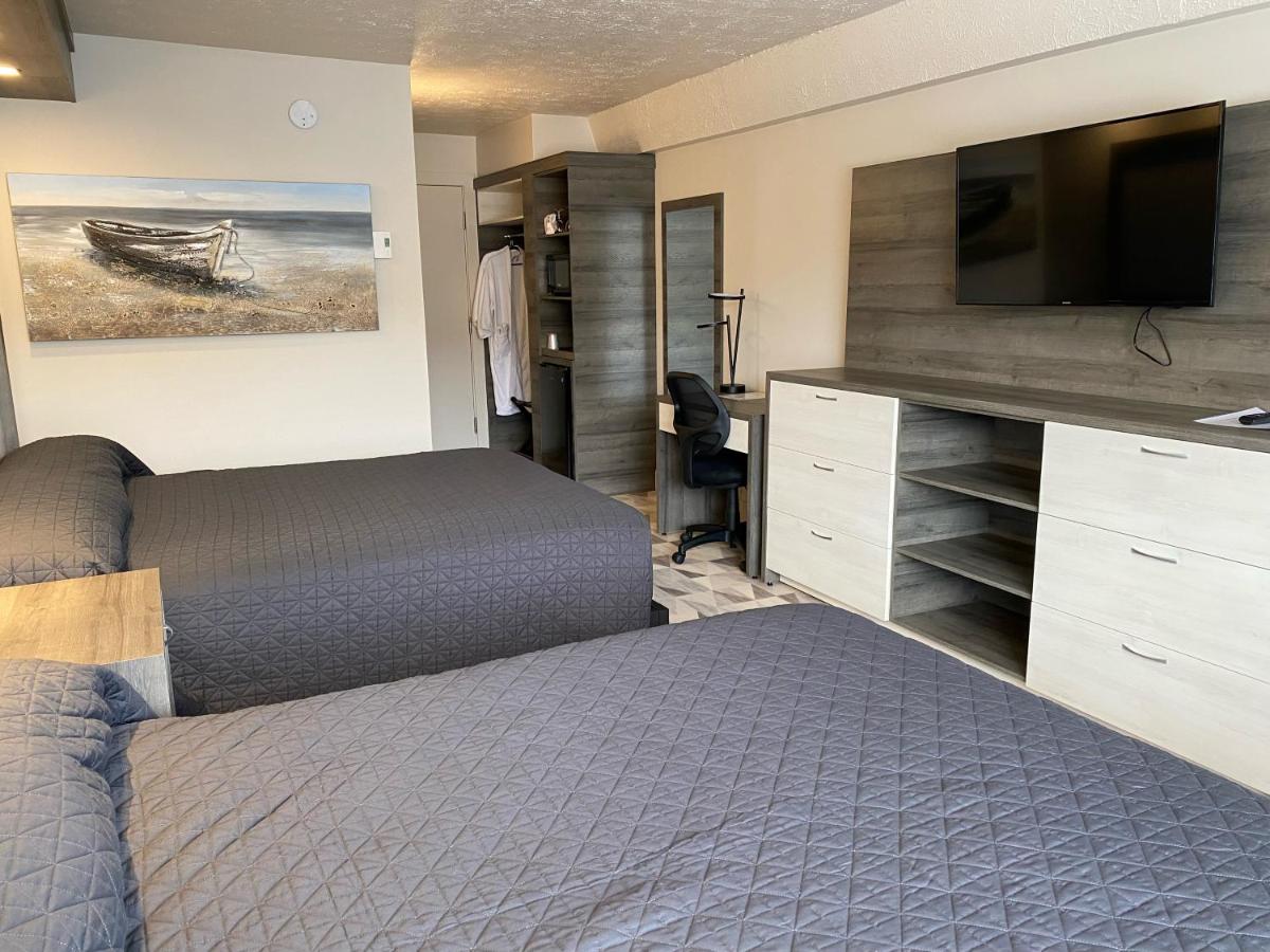 Double Deluxe Two Queen Beds