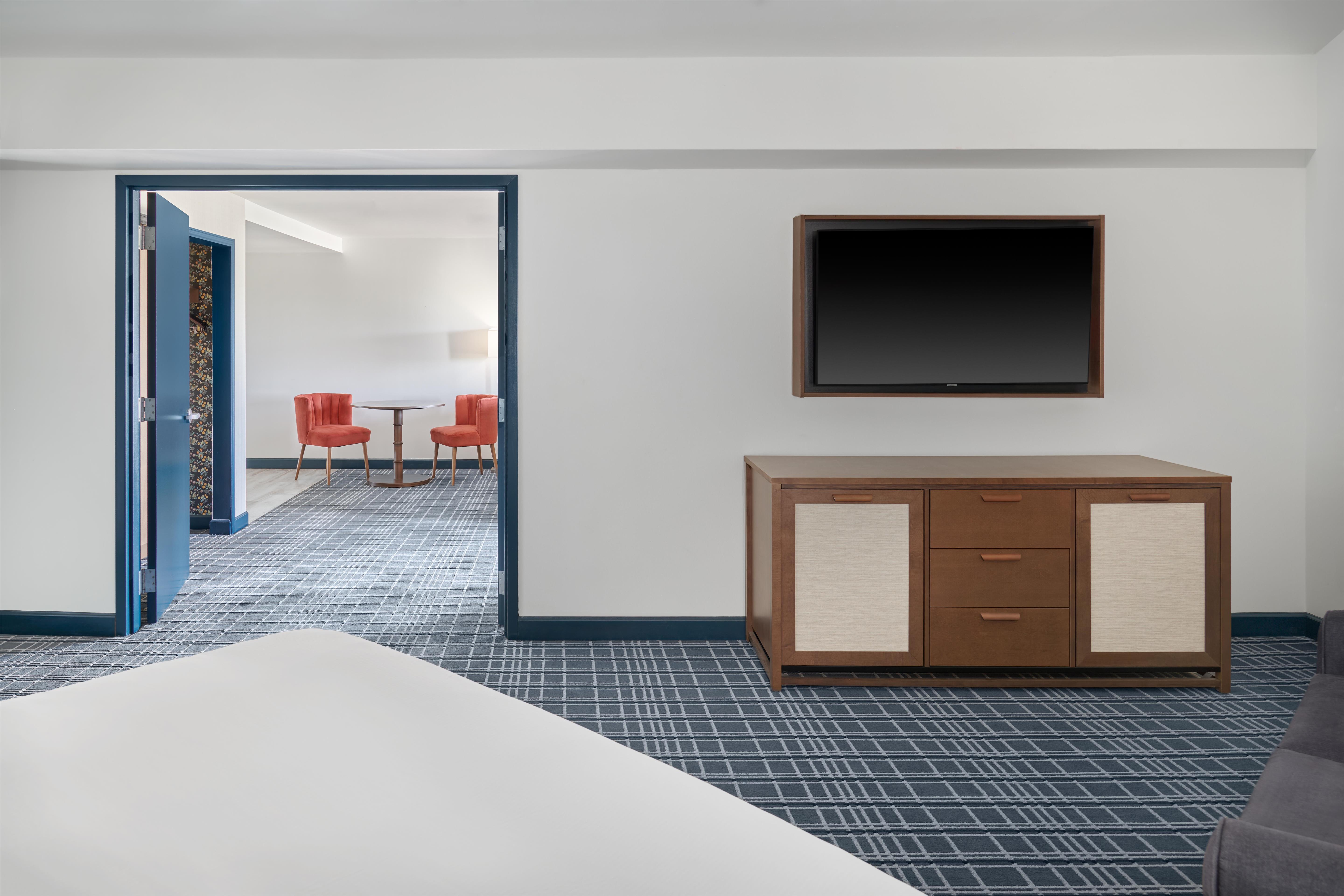 Suite Accessible King Size Bed