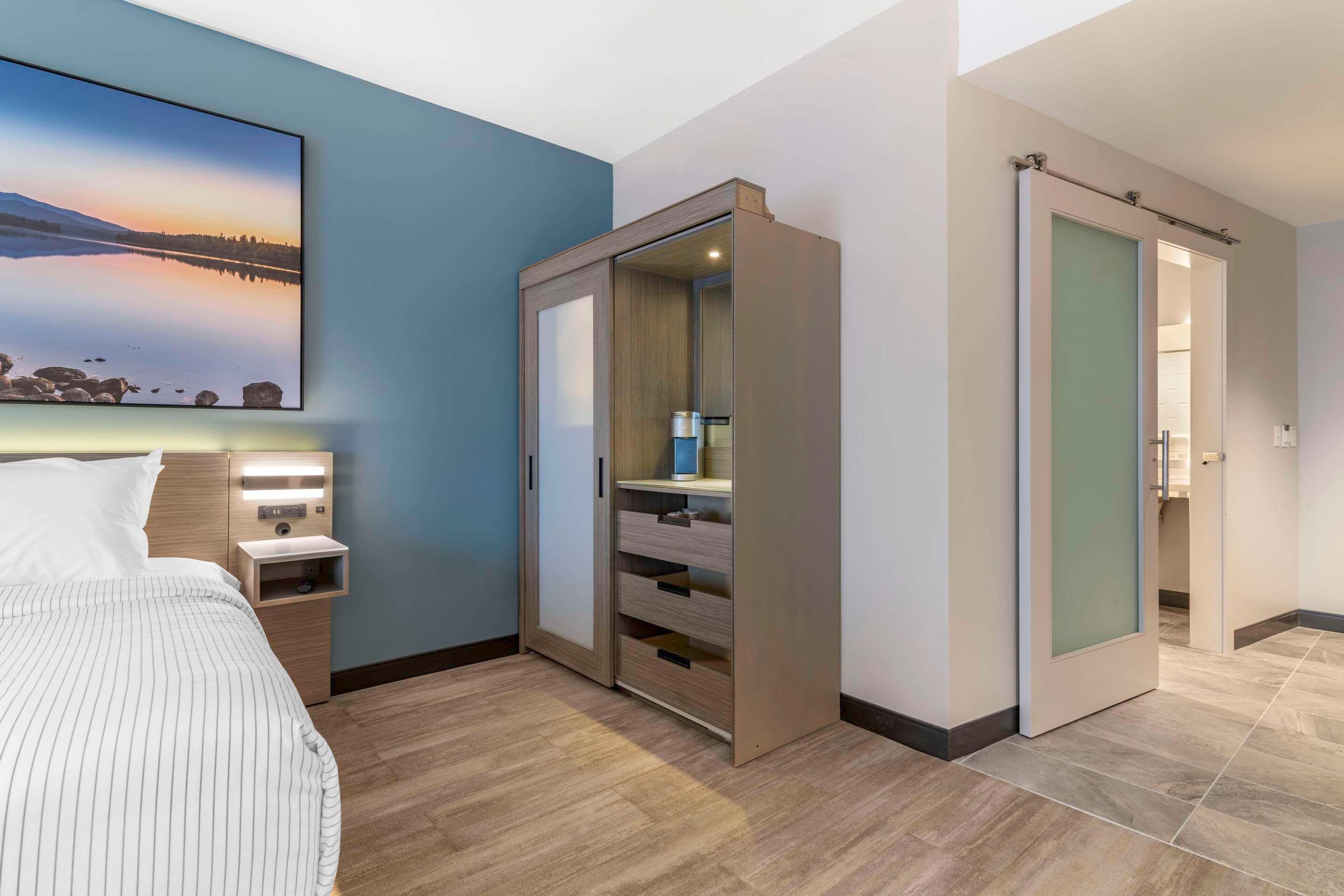 Suite Accessible King Size Bed