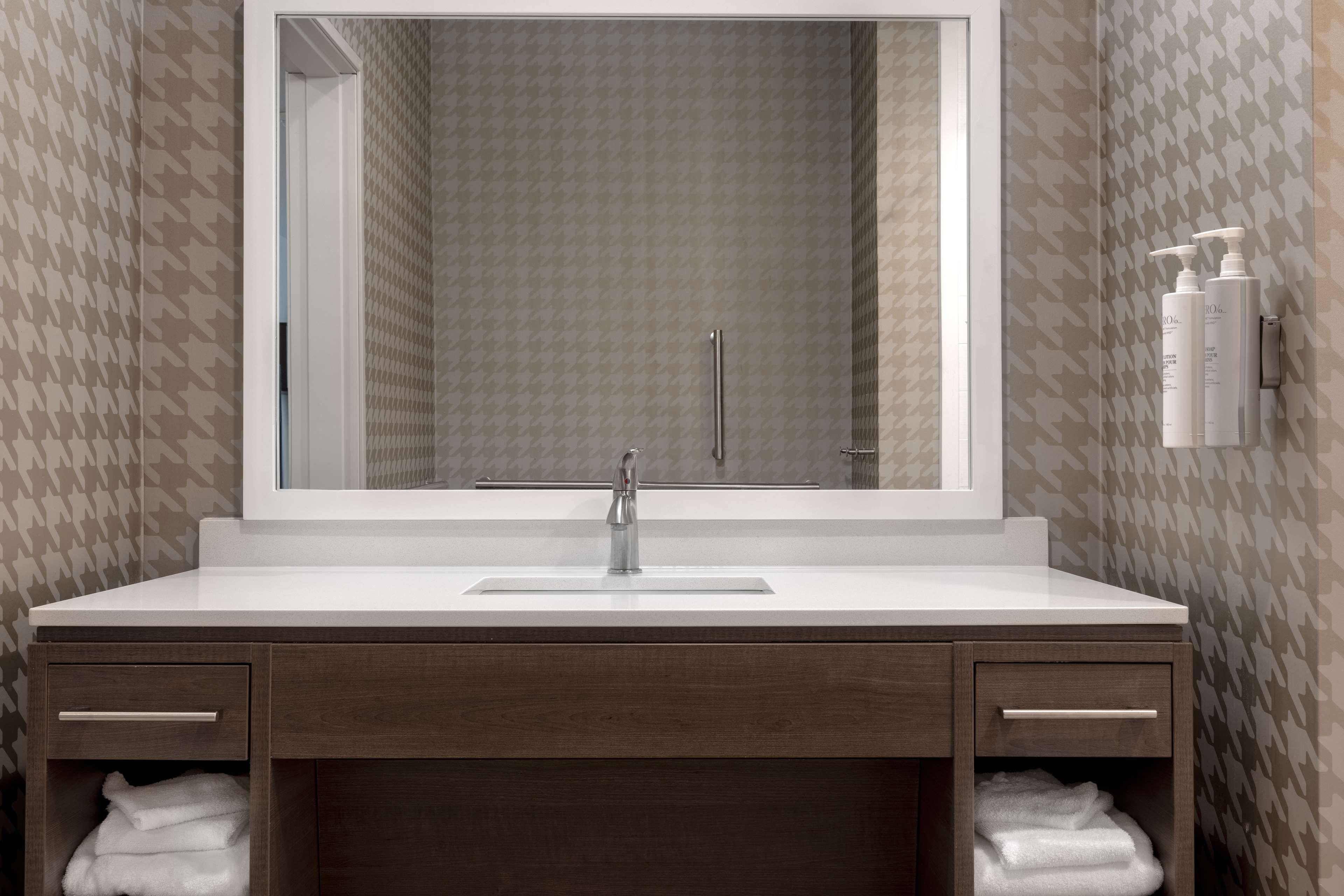 Studio Accessible King Size Bed